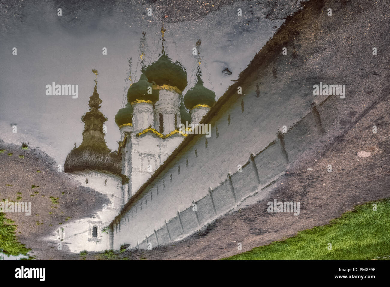 La riflessione in un pool di Settembre di un frammento del Cremlino di Rostov Foto Stock