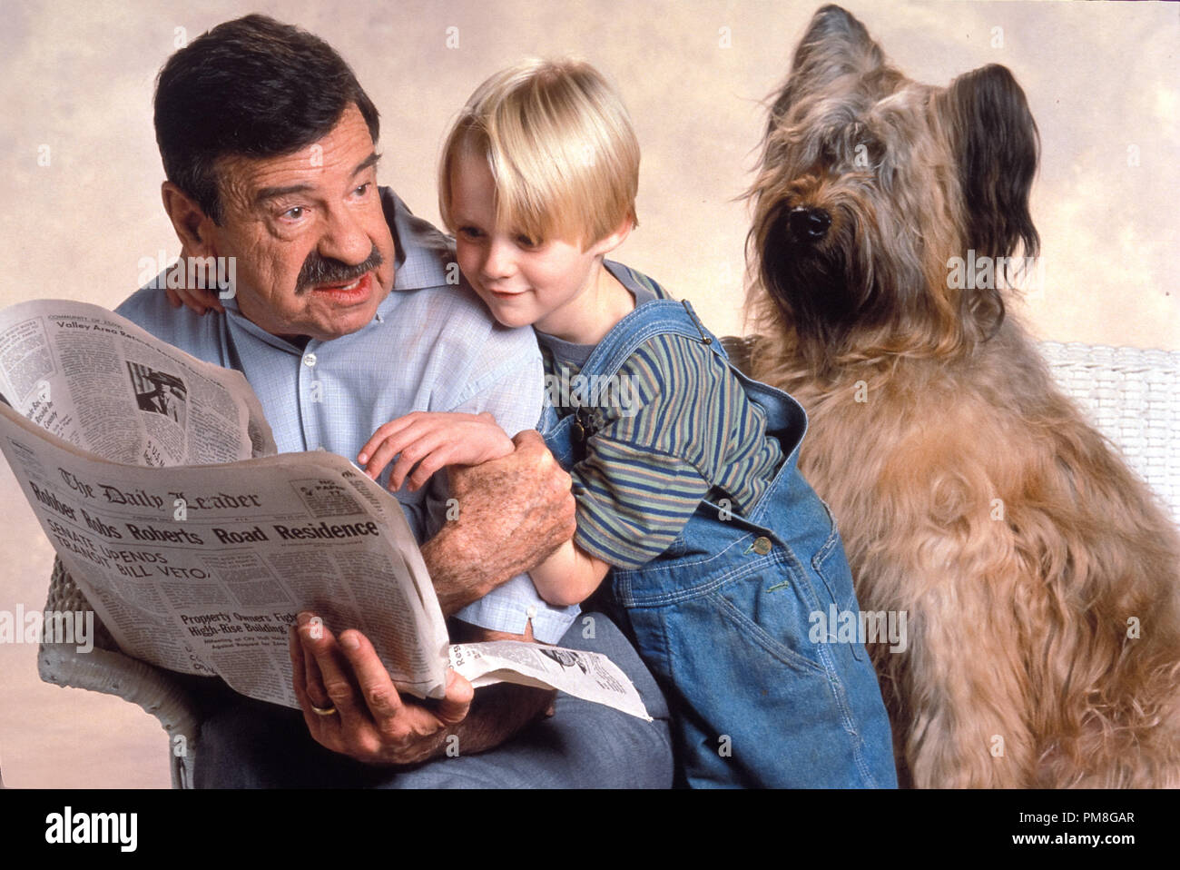 Film still / pubblicità ancora da 'Dennis la minaccia" Walter Matthau, Mason Gamble © 1993 Warner Photo credit: Theo Westenberger Riferimento File # 31371320THA per solo uso editoriale Tutti i diritti riservati Foto Stock