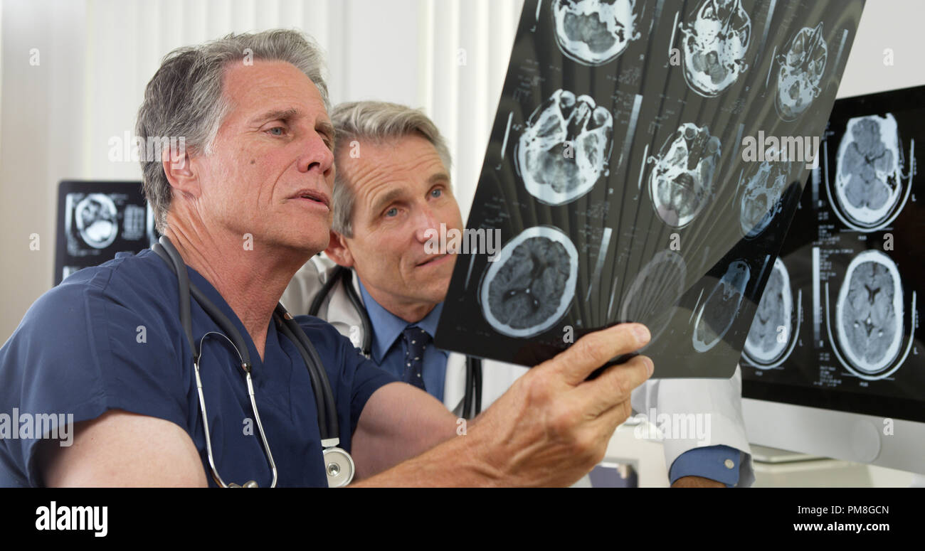 Team di medici che lavorano in ufficio Foto Stock