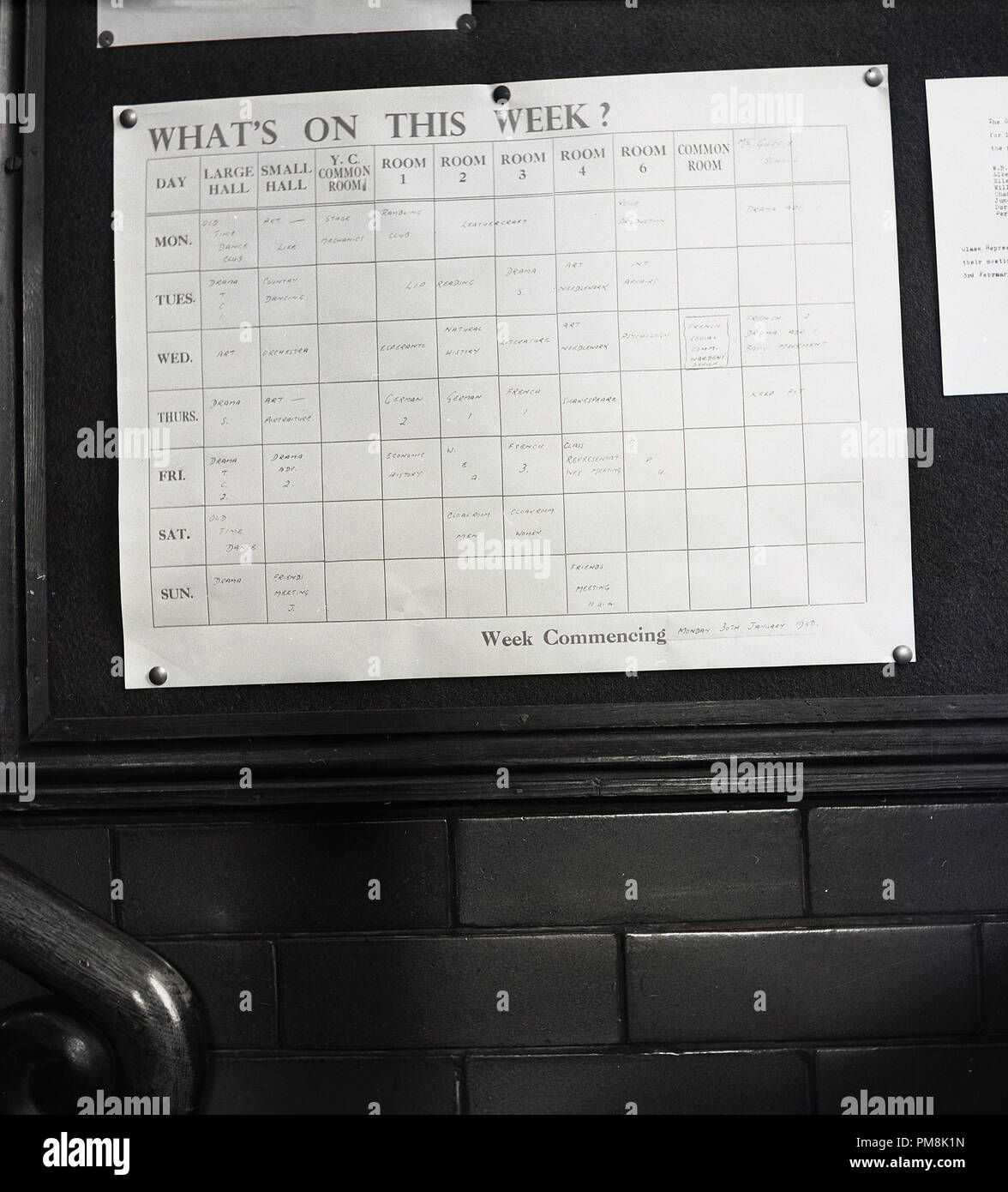1950, storico, 'Cosa su questa settimana", un pianificatore di carta visualizzato su di un cartello in un edificio del Consiglio che dettaglia gli eventi che hanno luogo in diverse stanze all'interno dell'edificio durante la settimana. Foto Stock