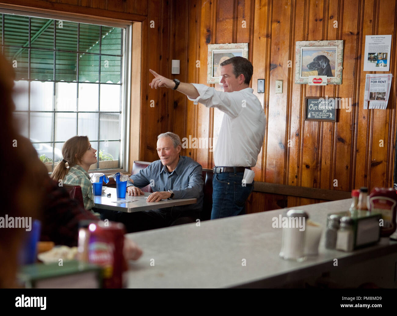 (L-r) Amy Adams, Clint Eastwood e il regista Robert Lorenz sul set di Warner Bros Foto " dramma "Problemi con la curva," un Warner Bros Foto di rilascio. Foto Stock