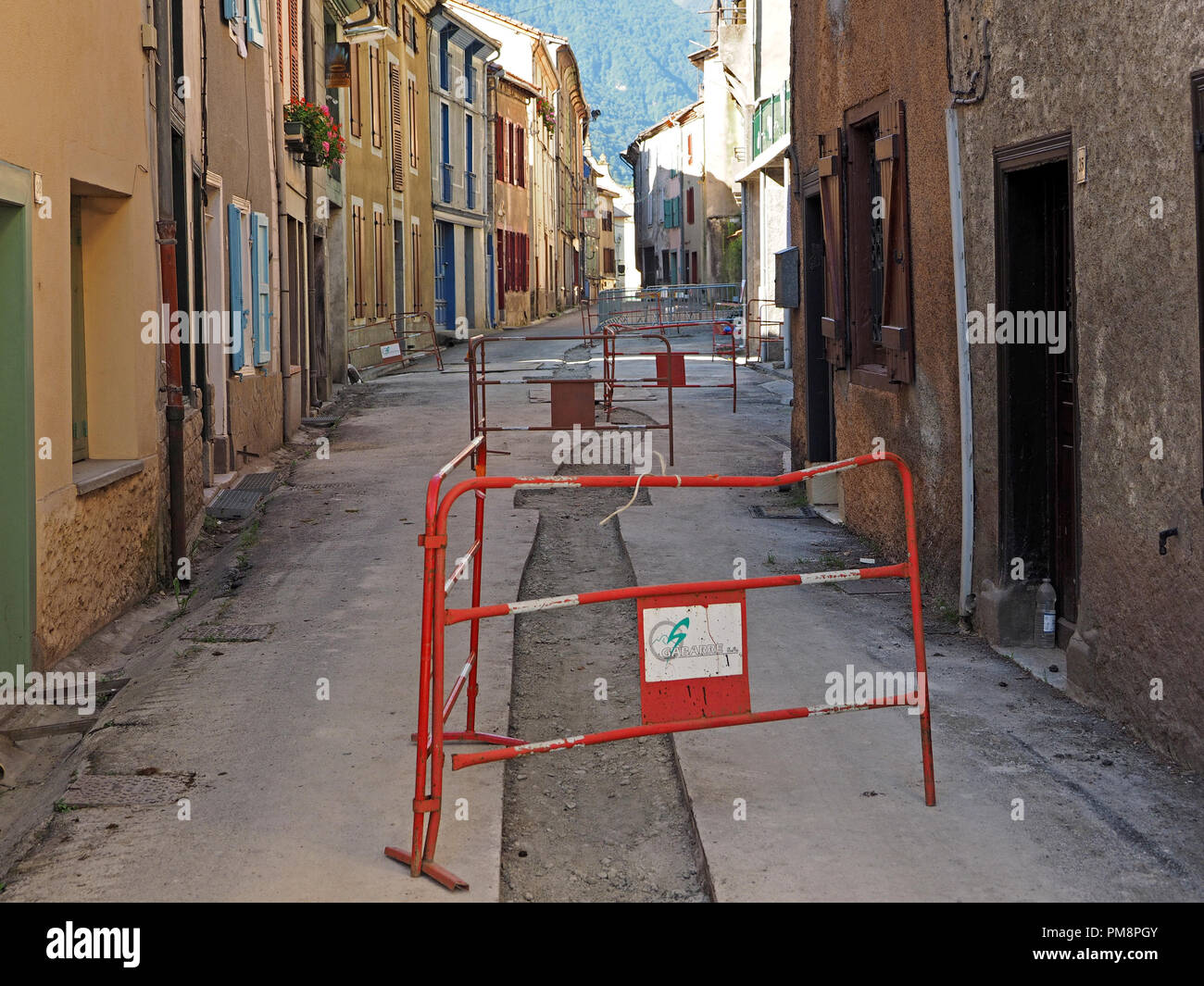 Strada chiusa per l'installazione di servizi in Seix in Ariège Pyrénées, Francia Foto Stock