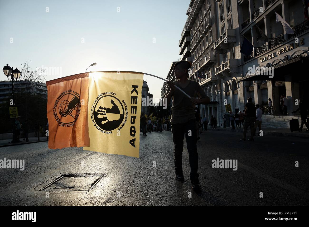 Un bambino visto tenendo una bandiera a marzo antifasciste in Atene. Migliaia protester ha preso le strade contro il fascismo e il razzismo in Atene. Il mese di marzo è stata principalmente focalizzata sull'assassinio del rapper Pavlos Fyssas, da una neo-nazista nella città di Pireo un paio di anni fa. Foto Stock