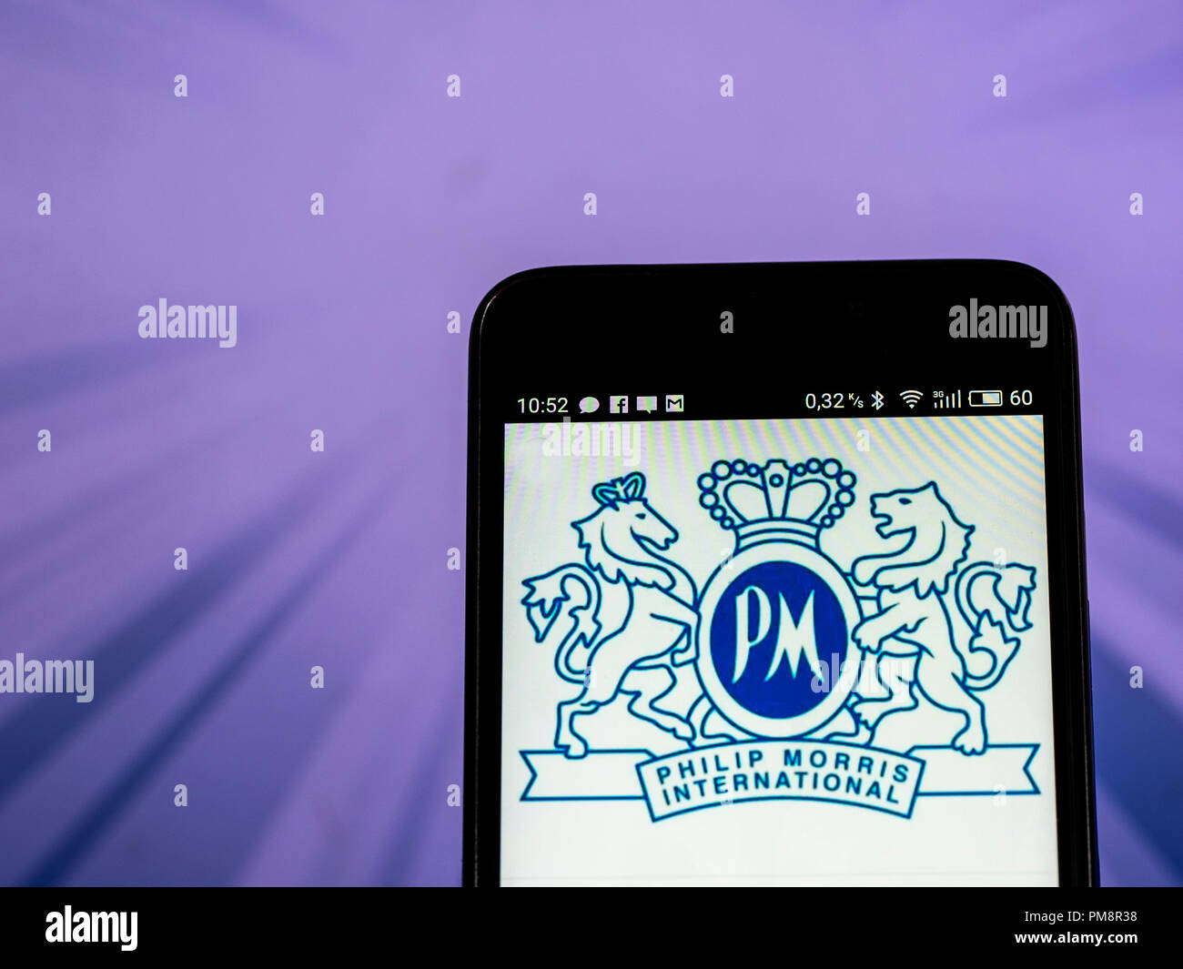Philip Morris International Inc. (PMI) visto il logo visualizzato su un telefono intelligente. Foto Stock