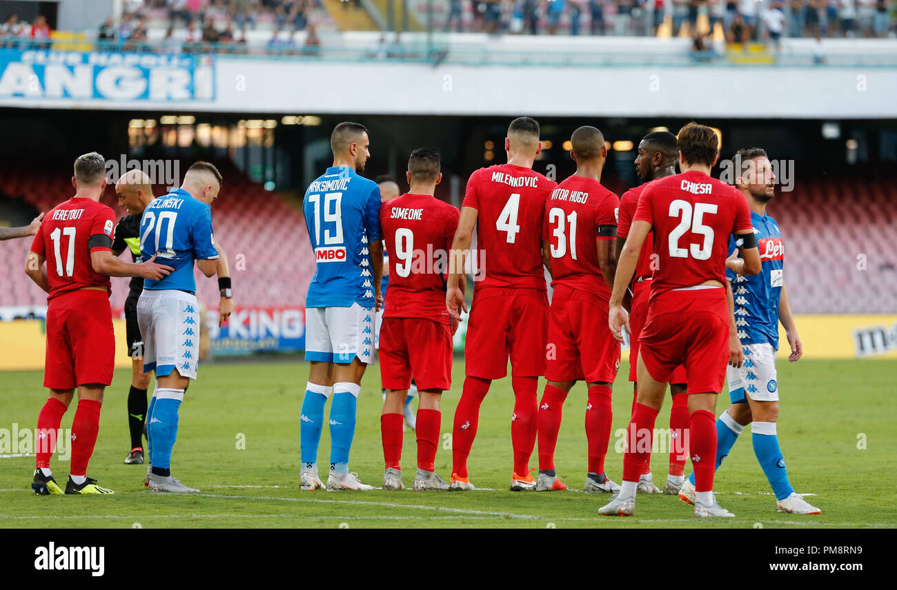 L'arbitro si vede assegnare una punizione durante il gioco. SSC Napoli vs ACF Fiorentina durante la serie di una partita di calcio a Stadio San Paolo. Punteggio finale Napoli 1-0 Fiorentina. Foto Stock