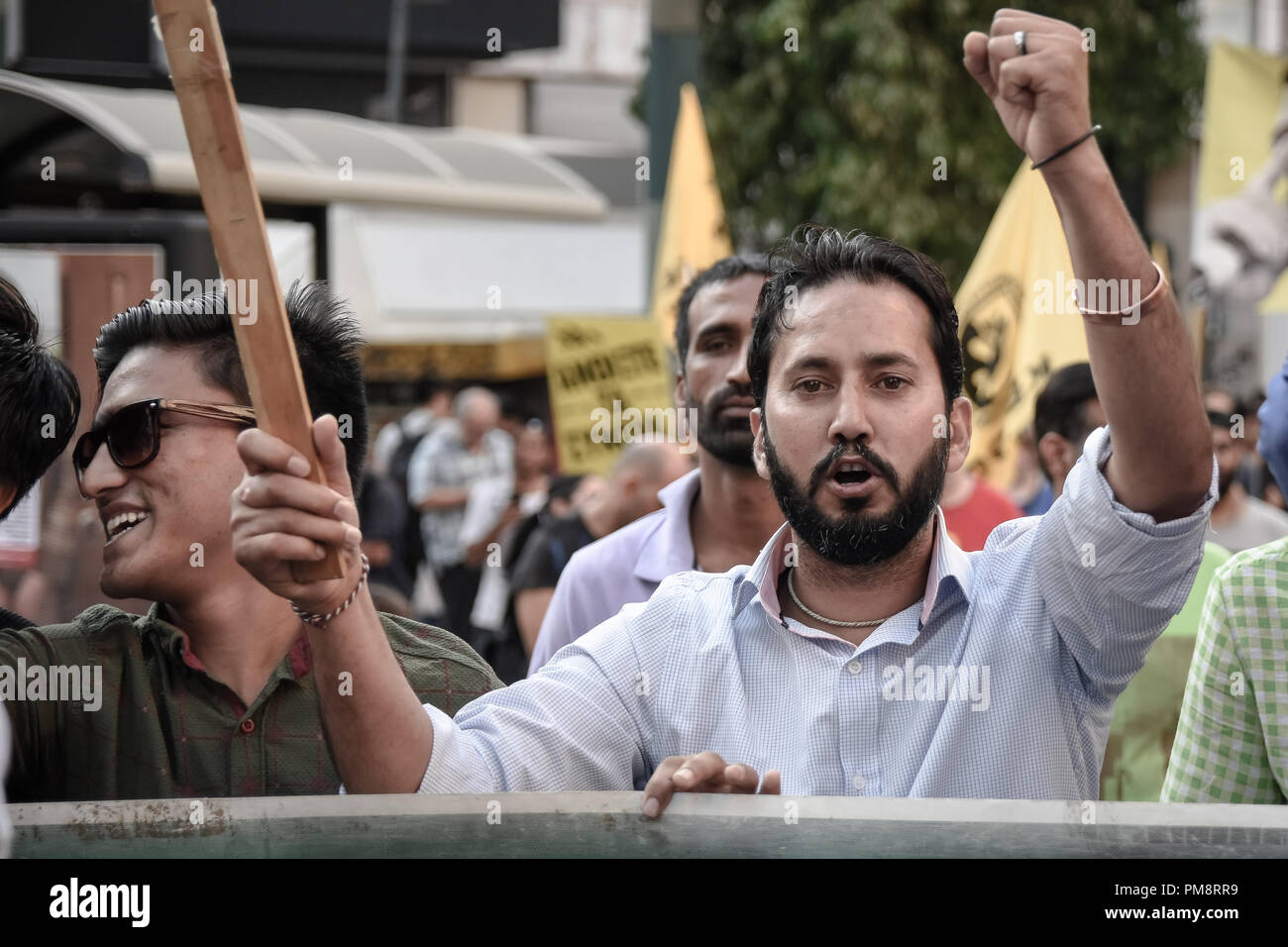 Un manifestante visto gridando slogan alla manifestazione. Migliaia di persone hanno protestato contro il fascismo e il razzismo. Musica e slogan riempito il centro di Atene. La protesta è stata principalmente per l assassinio di un rapper (Pavlos Fyssas) da una neo-nazista nella città di porto di Pireo cinque anni fa. Foto Stock