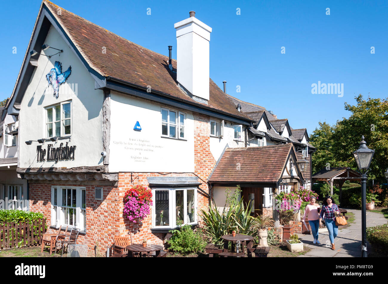 Il Kingfisher Pub, Chertsey Bridge Road, Chertsey, Surrey, England, Regno Unito Foto Stock