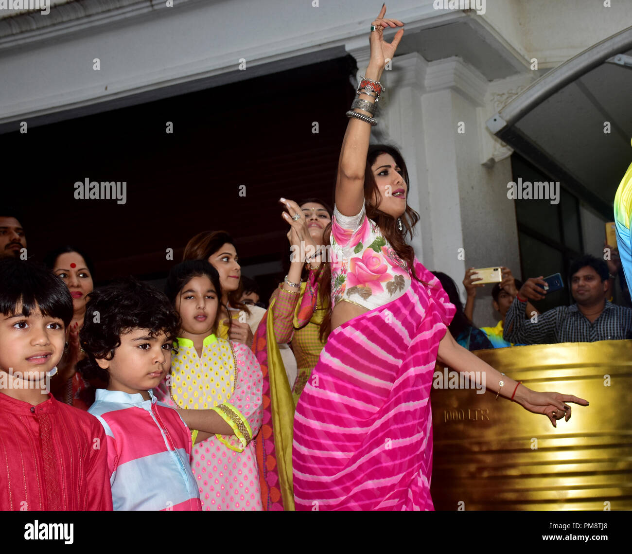 Indian film attrice Shilpa Shetty visto gioia durante una processione a casa loro. La processione per l'immersione di un idolo di elefante-intitolata dio indù Signore Ganesh, Indù devoti prendere idoli di casa del Signore Ganesha al fine di richiamare le sue benedizioni di sapienza e di prosperità. Foto Stock