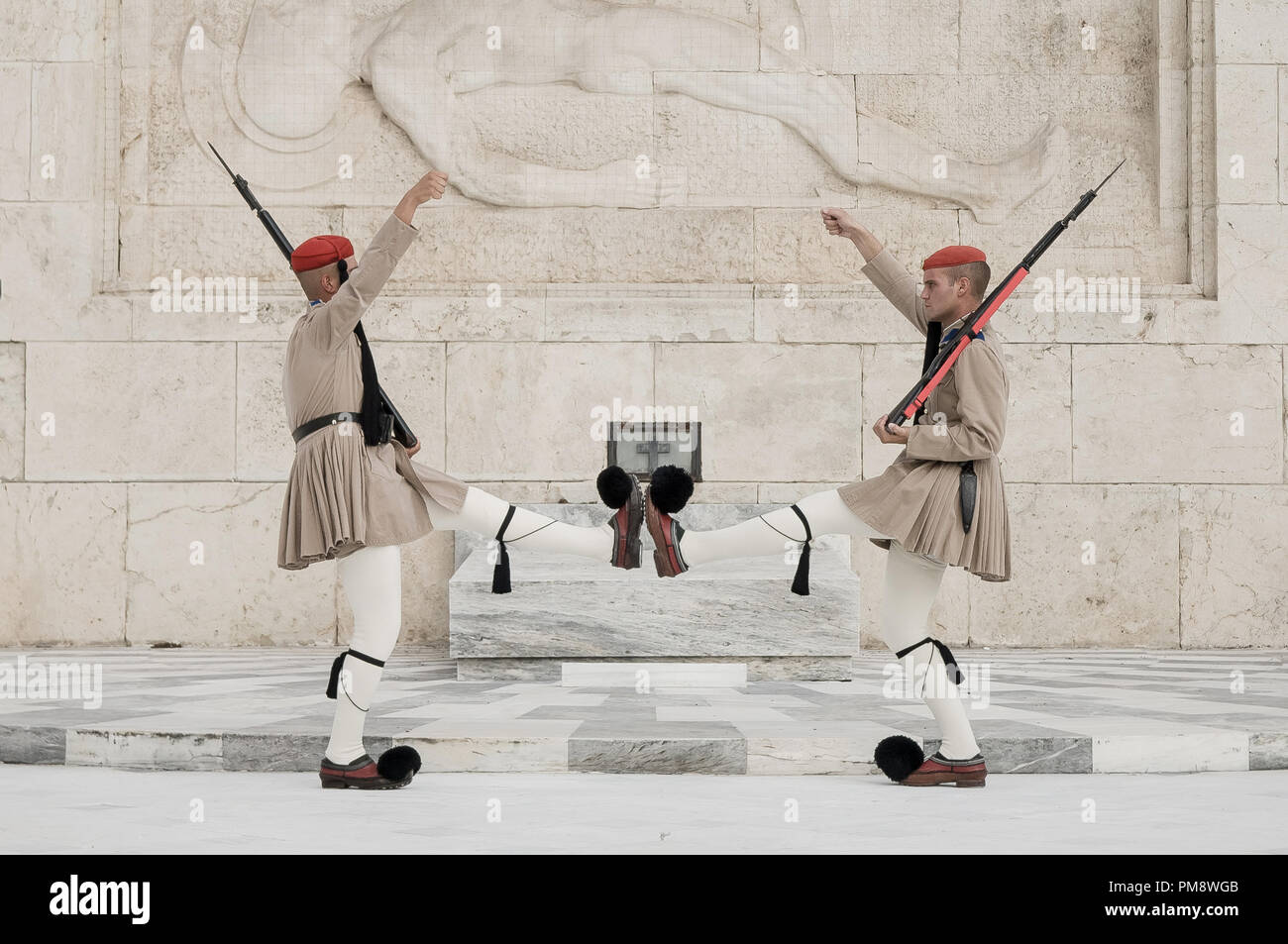 Due protezioni visto al Milite Ignoto monumento davanti al parlamento greco. I turisti si vede guardando il cambio della guardia a Syndagma piazza davanti al parlamento greco ad Atene, in Grecia. Foto Stock