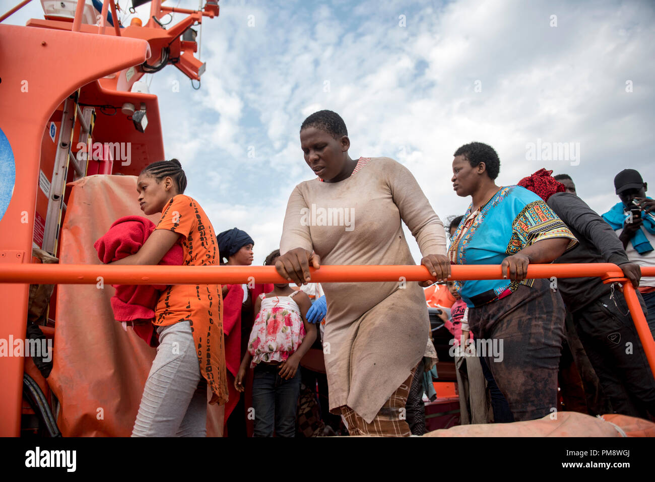 Subsahariana donne visto lasciare la Hamal barca di salvataggio dopo essere stato salvato. 79 migranti sono stati soccorsi in mare di Alboran dal Maritime Rescue Team dal Porto di Motril vicino a Granada. Foto Stock