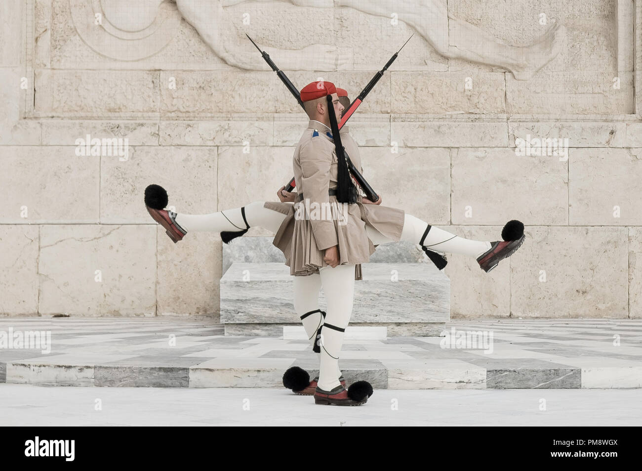 Due protezioni visto al Milite Ignoto monumento davanti al parlamento greco. I turisti si vede guardando il cambio della guardia a Syndagma piazza davanti al parlamento greco ad Atene, in Grecia. Foto Stock