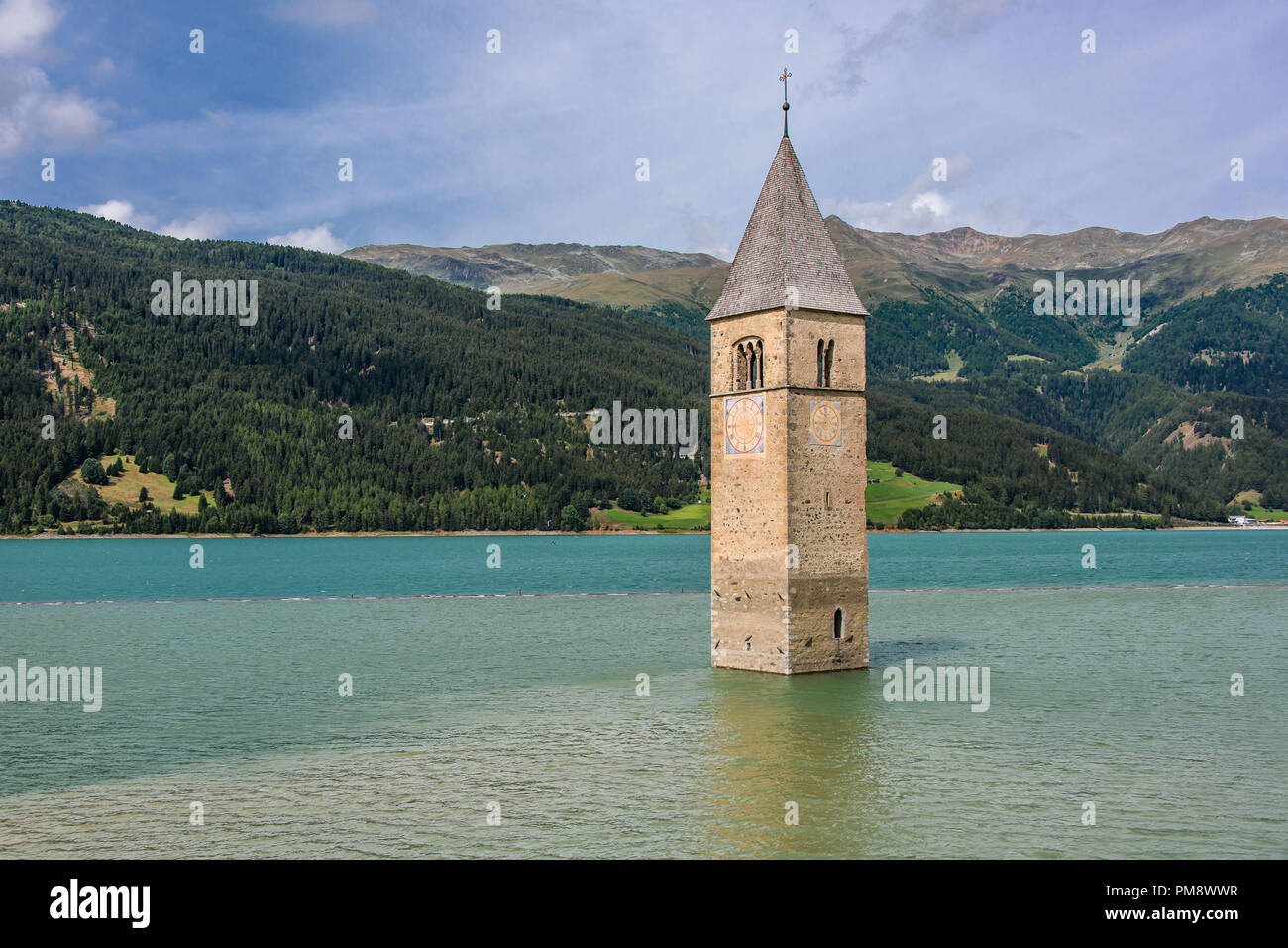 Il campanile della chiesa di Curon Venosta, viene visualizzato dal Reschensee, Val Venosta, Alto Adige Foto Stock