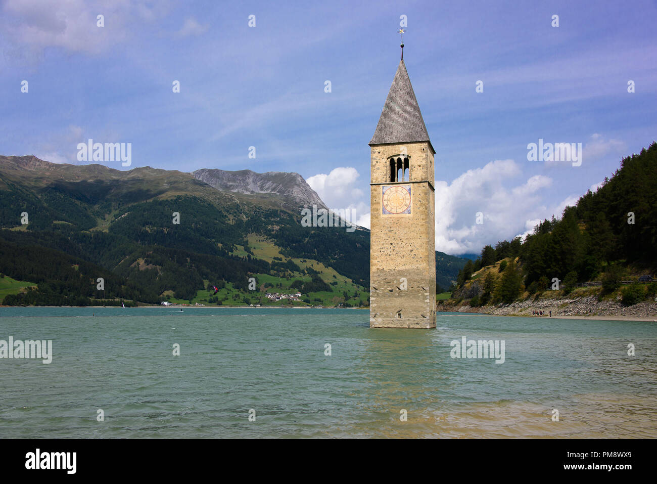 Il campanile della chiesa di Curon Venosta, viene visualizzato dal Reschensee, Val Venosta, Alto Adige Foto Stock