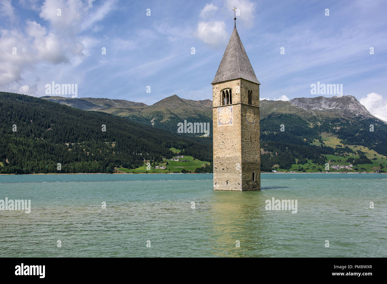 Il campanile della chiesa di Curon Venosta, viene visualizzato dal Reschensee, Val Venosta, Alto Adige Foto Stock