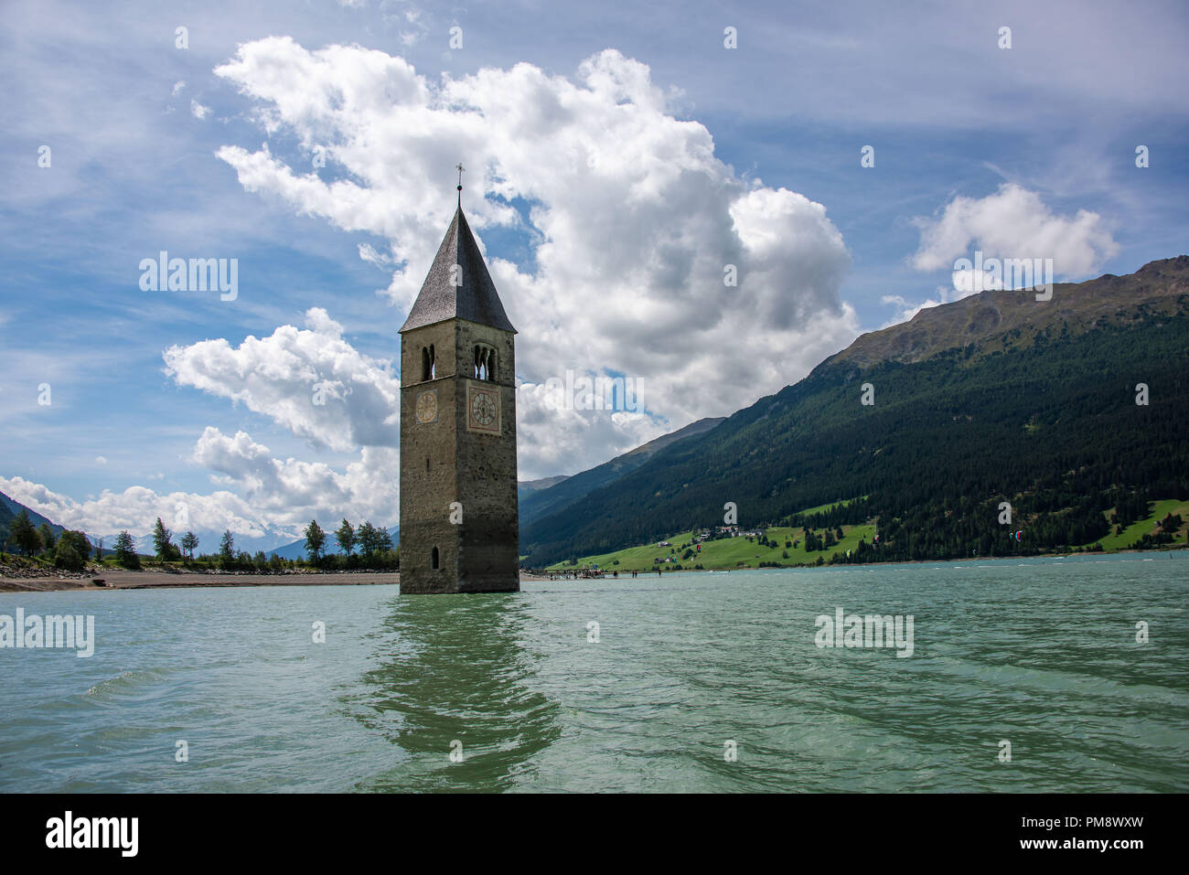 Il campanile della chiesa di Curon Venosta, viene visualizzato dal Reschensee, Val Venosta, Alto Adige Foto Stock