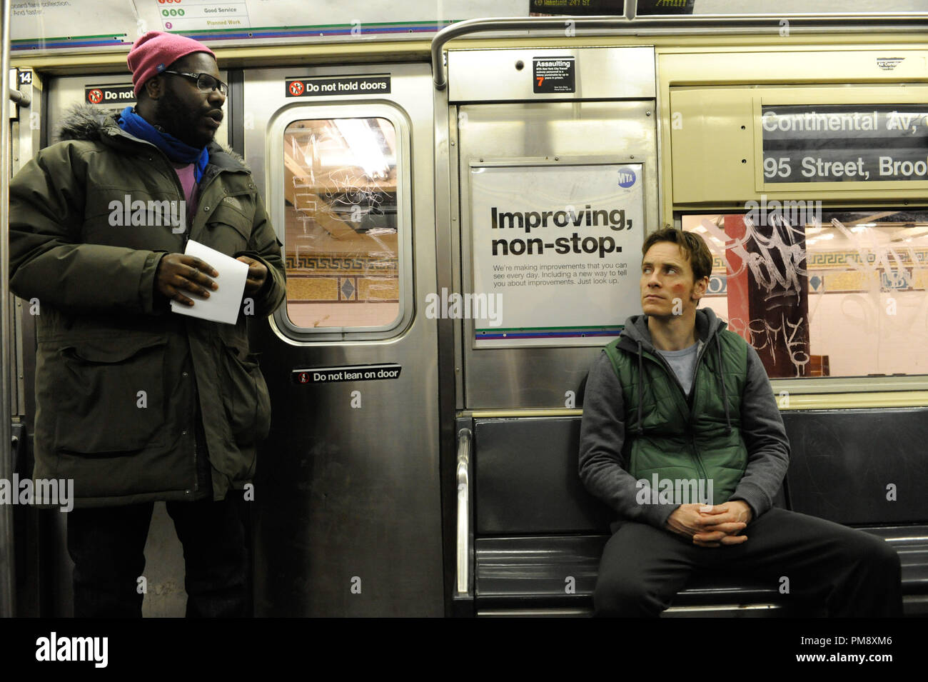 Scrittore e regista Steve McQueen e attore Michael Fassbender sul set di vergogna. Foto Stock