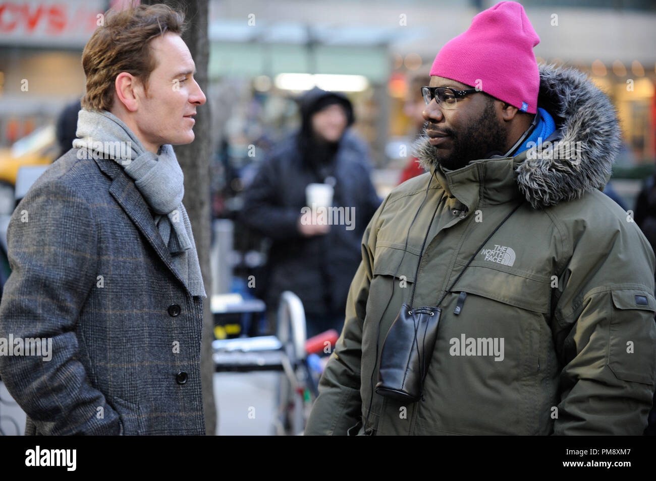 Scrittore e regista Steve McQueen (R) e l'attore Michael Fassbender sul set di vergogna. Foto Stock