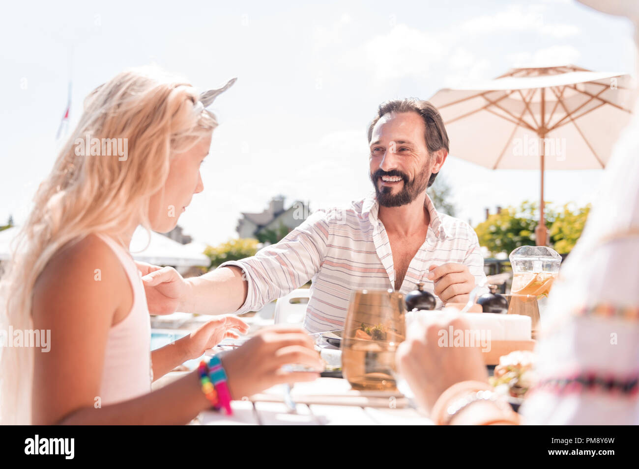 Il piacere gioioso uomo sorridente a sua figlia Foto Stock