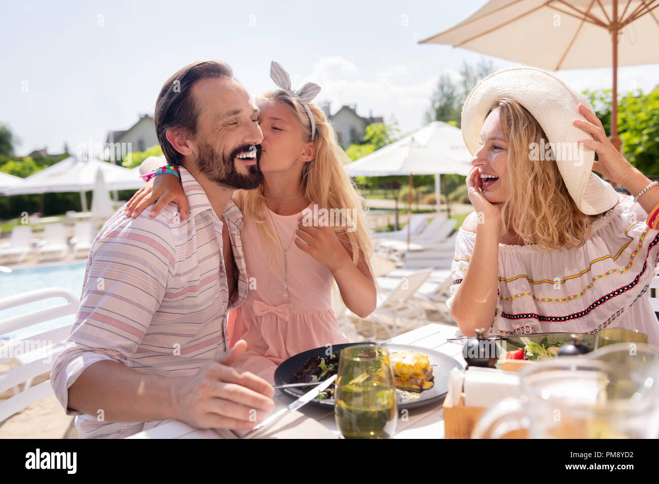 Felice felice bella ragazza esprimendo il suo amore Foto Stock