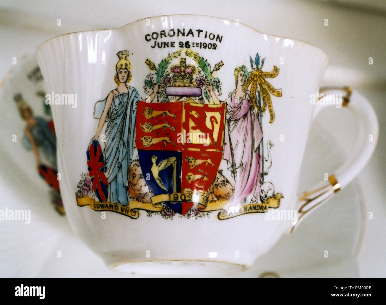 Tazza da tè con decorazioni di incoronazione 1902 con il re Edoardo VII e la Regina Alexandra Foto Stock