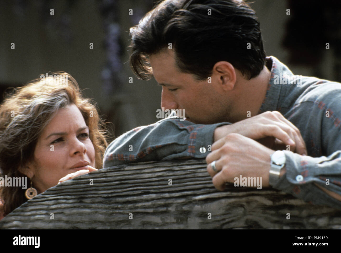 Film still o pubblicità ancora da 'in ritardo per la cena' Marcia Gay Harden e Brian Wimmer © 1991 Castle Rock Photo credit: Lorey Sebastian Tutti i diritti riservati Riferimento File # 31527099THA per solo uso editoriale Foto Stock