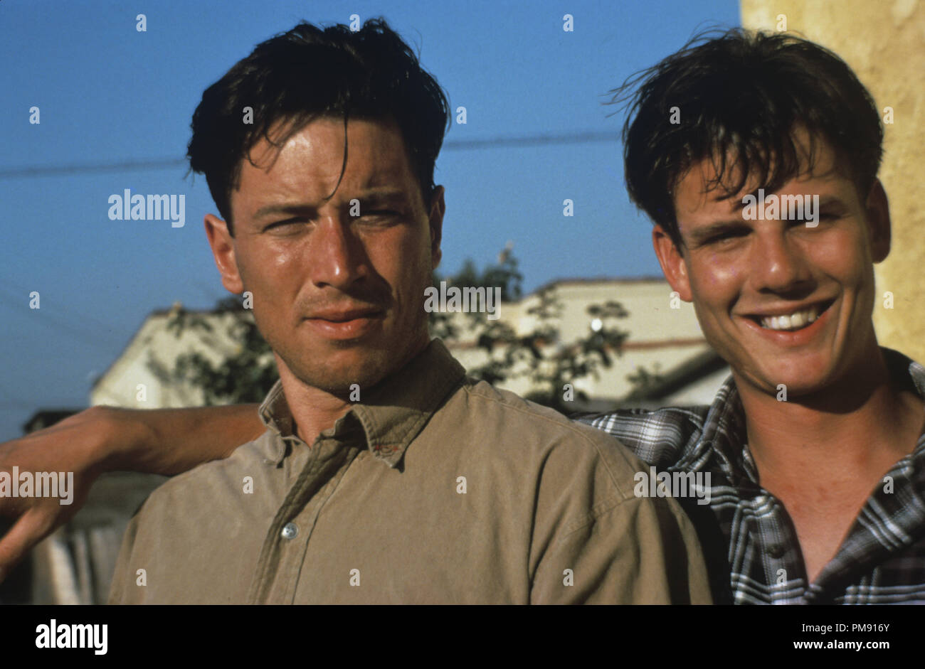 Film still o pubblicità ancora da 'in ritardo per la cena' Brian Wimmer e Peter Berg © 1991 Castle Rock Photo credit: Lorey Sebastian Tutti i diritti riservati Riferimento File # 31527101THA per solo uso editoriale Foto Stock