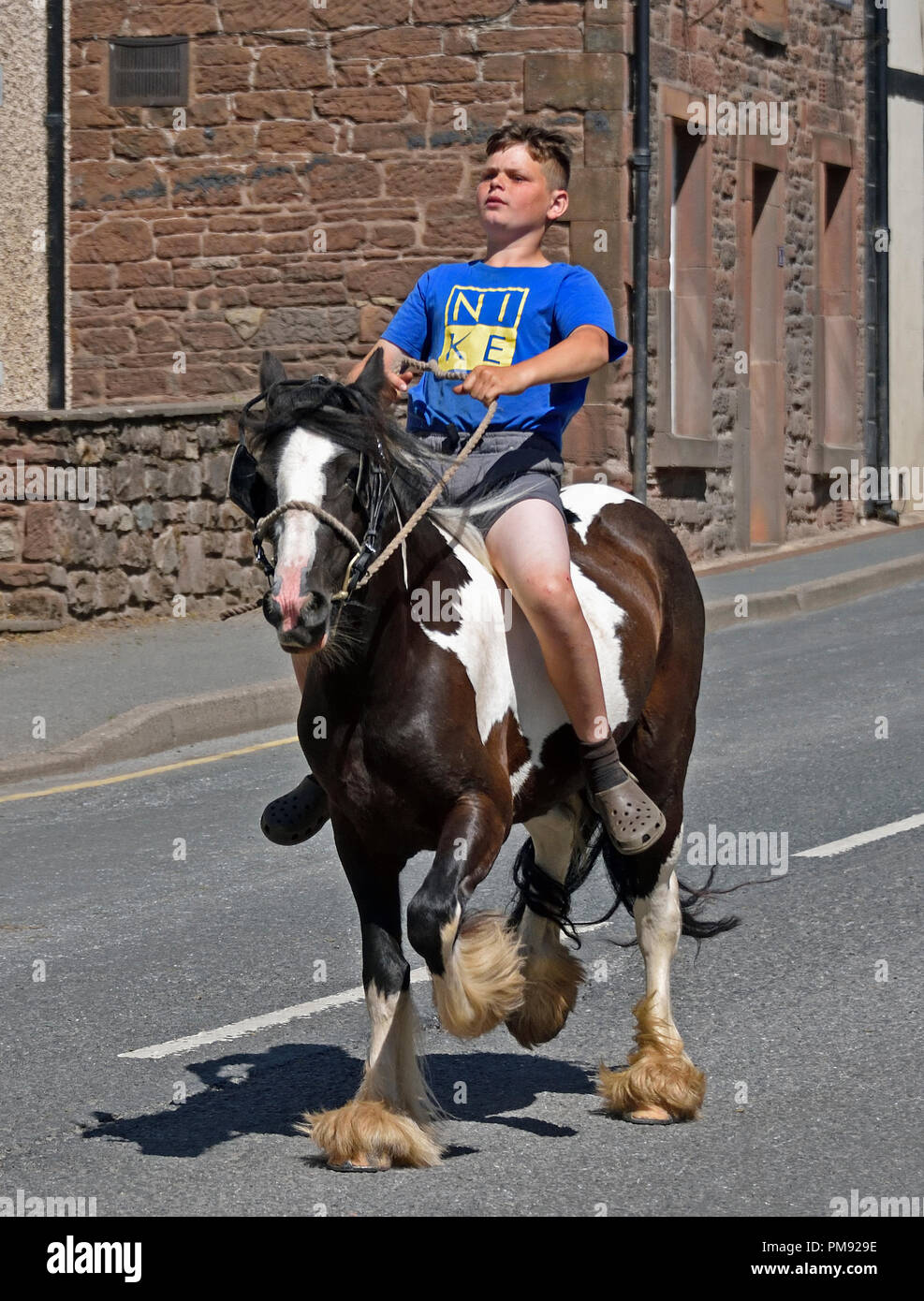 Viaggiatore zingaro ragazzo di equitazione. Appleby Horse Fair 2018. Il Sands, Appleby-in-Westmoreland, Cumbria, England, Regno Unito, Europa. Foto Stock