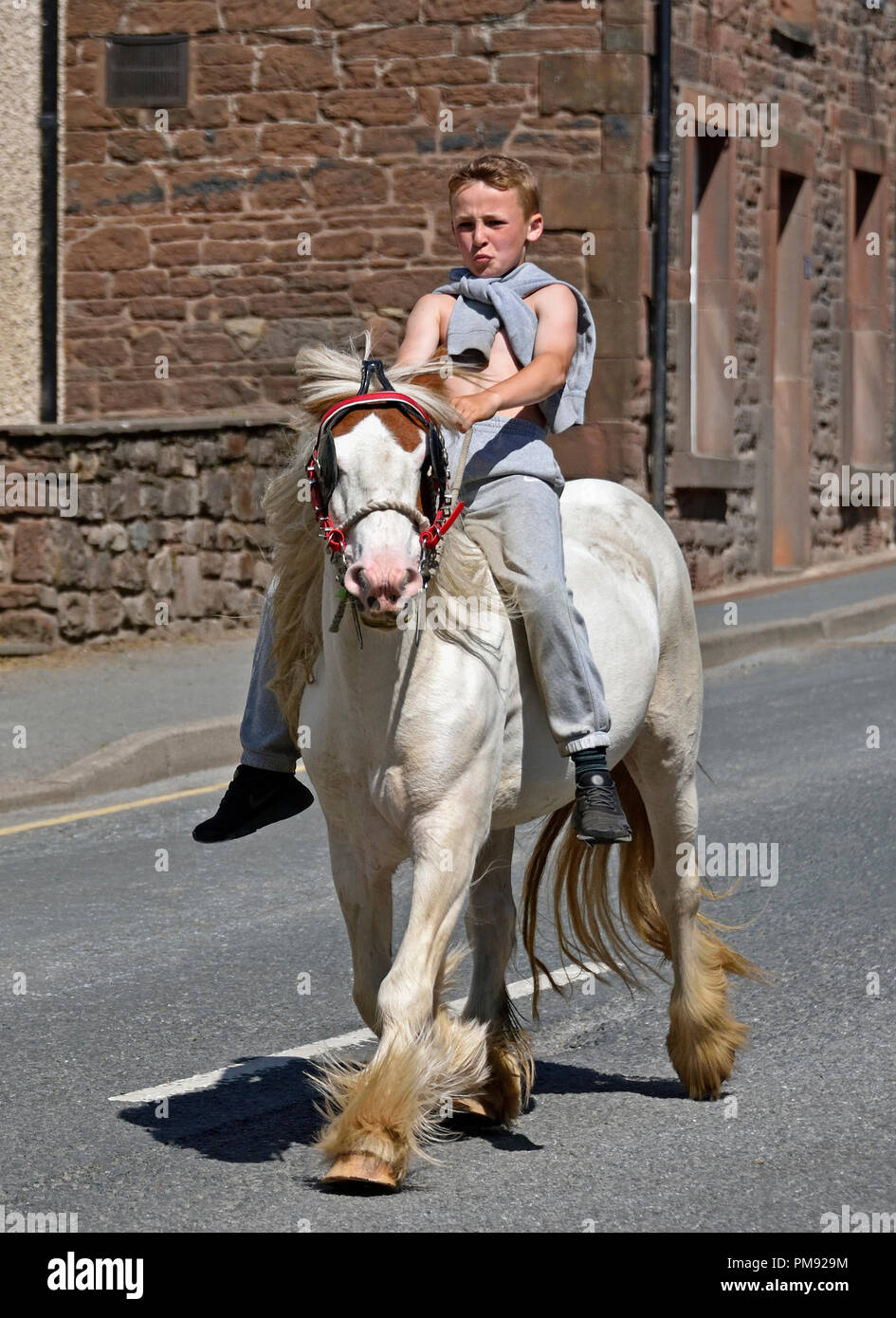 Viaggiatore zingaro ragazzo di equitazione. Appleby Horse Fair 2018. Il Sands, Appleby-in-Westmoreland, Cumbria, England, Regno Unito, Europa. Foto Stock