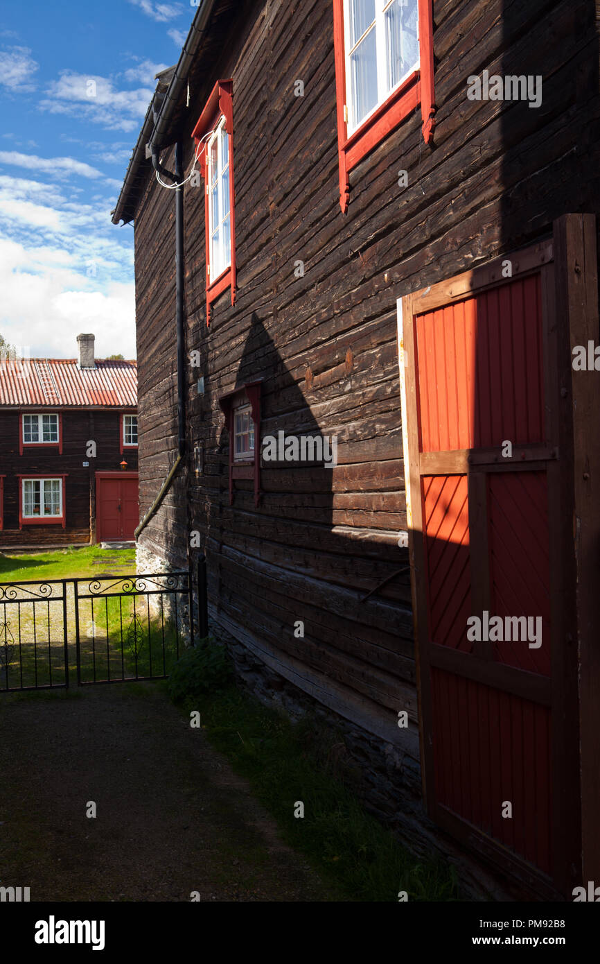 Rundgang durch das UNESCO Weltkulturerbe Röros, einer alten Bergbausiedlung in Norwegen Foto Stock