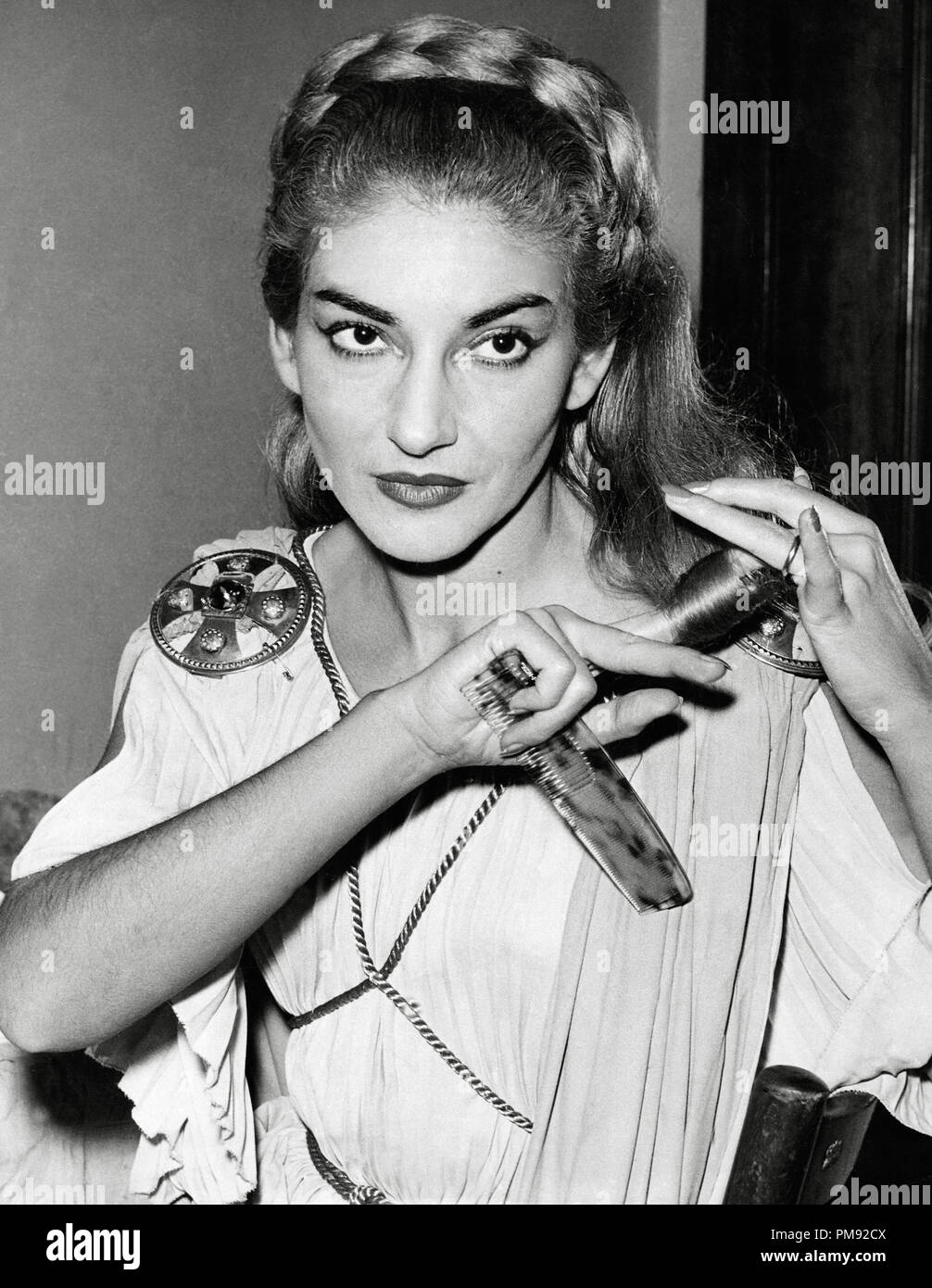 Maria Callas nel suo camerino in Chicago, per "Norma" 1954. Riferimento al file # 31537_184THA Foto Stock