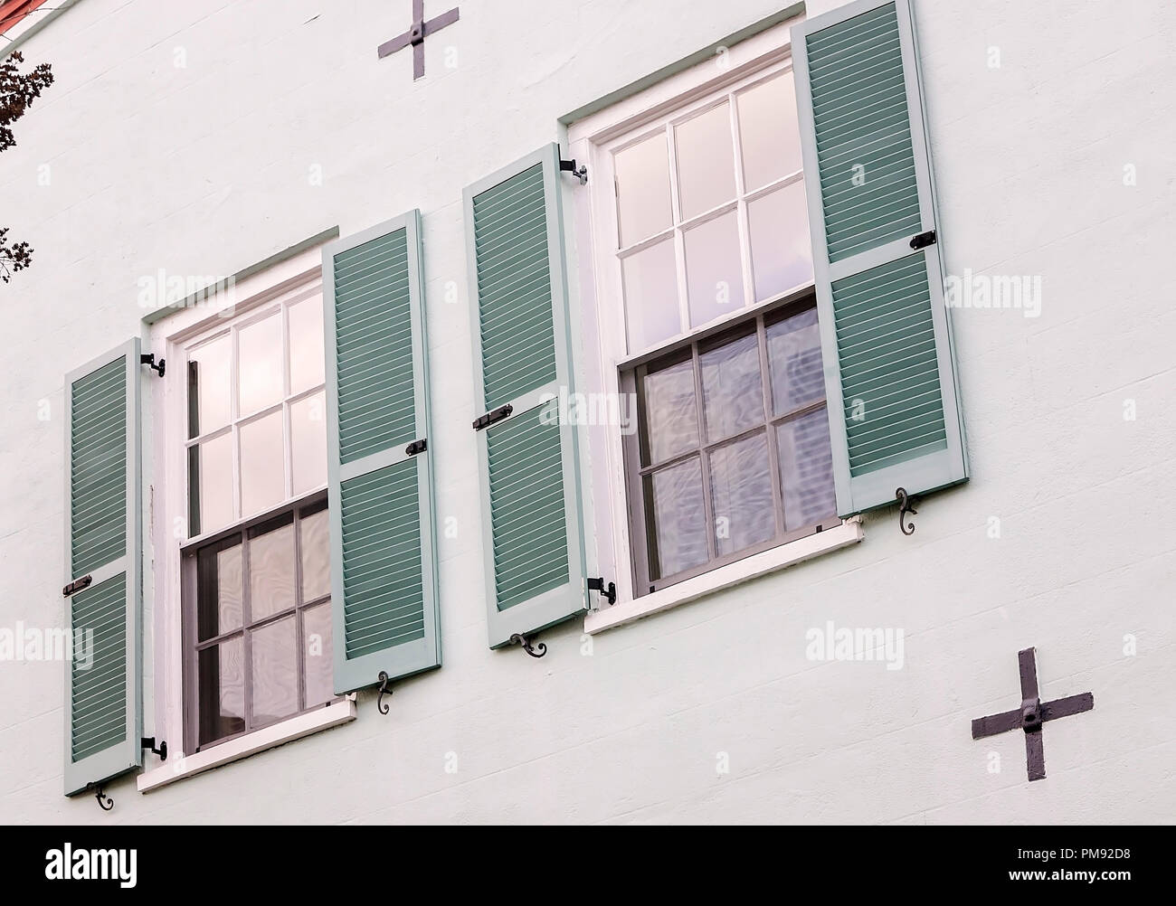 Ferro bulloni di terremoto di formare delle croci sulla parte esterna di una casa sulla East Bay Street, 5 aprile 2015, a Charleston, Carolina del Sud. Foto Stock