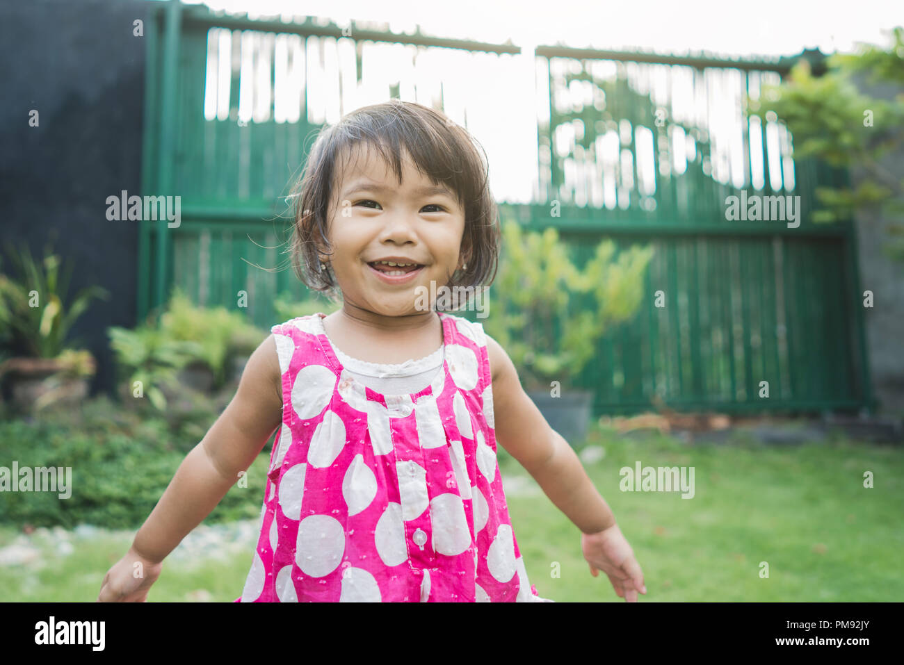 Felice bel bambino di espressione a casa cortile Foto Stock