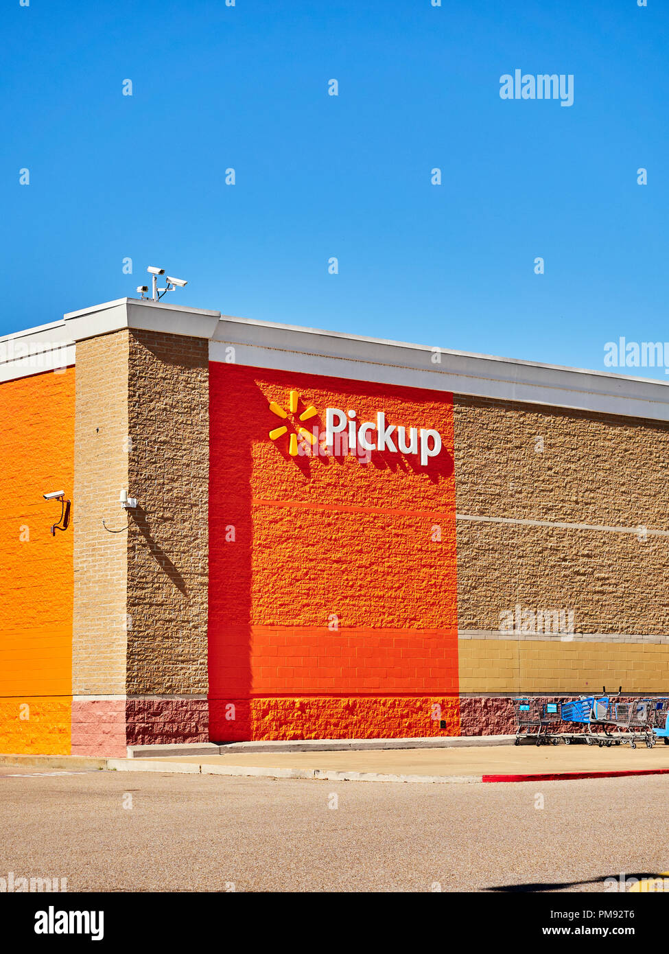 Walmart segno del raccoglitore e il logo aziendale sulla parete esterna di un Super Walmart store a Montgomery in Alabama, Stati Uniti d'America. Foto Stock