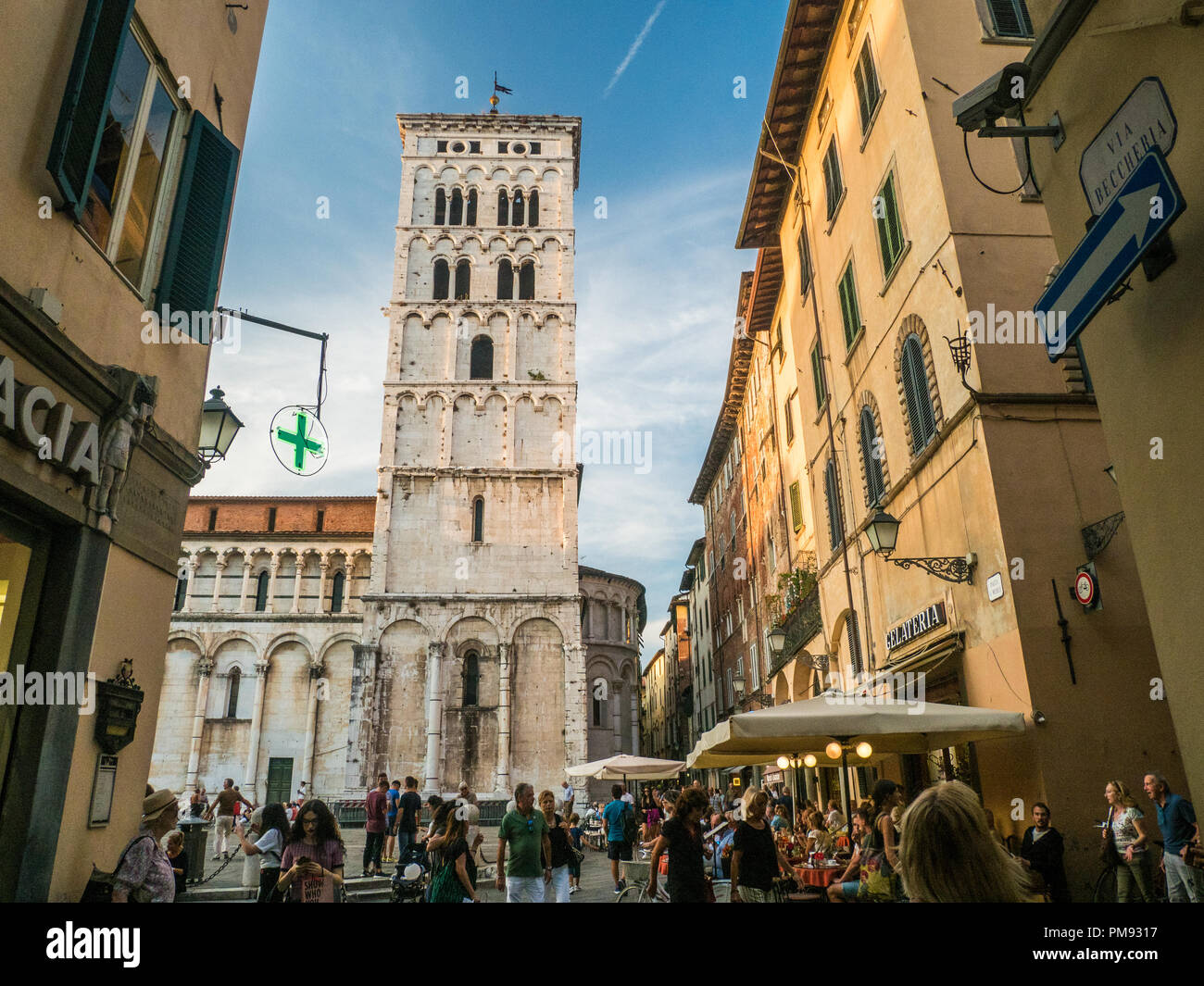 La torre di San Michele in Foro Romano basilica Cattolica, Piazza San Michele, nella città murata di Lucca, Toscana, Italia. Foto Stock