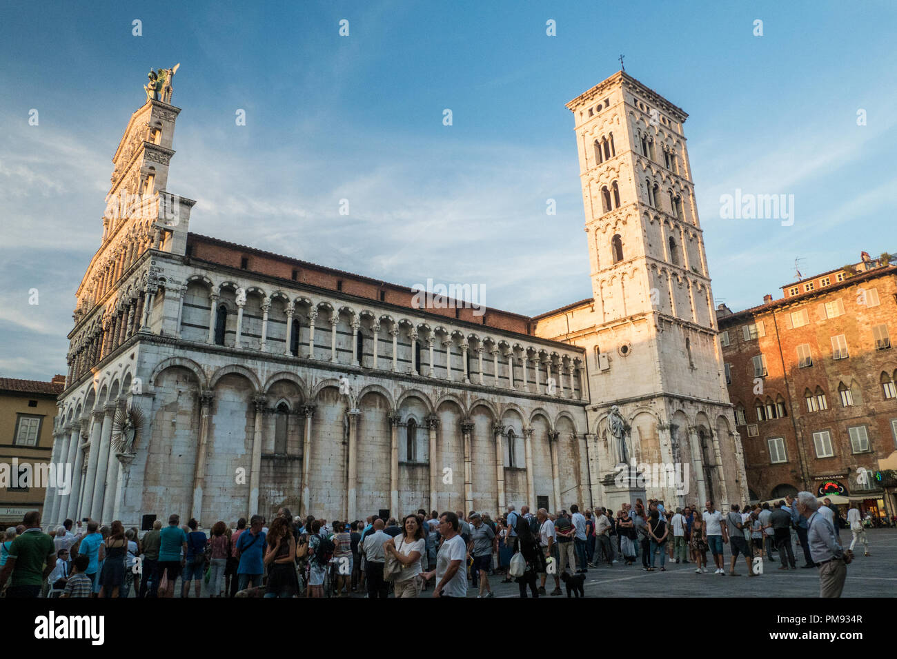 San Michele in Foro Romano basilica Cattolica, Piazza San Michele, nella città murata di Lucca, Toscana, Italia. Foto Stock