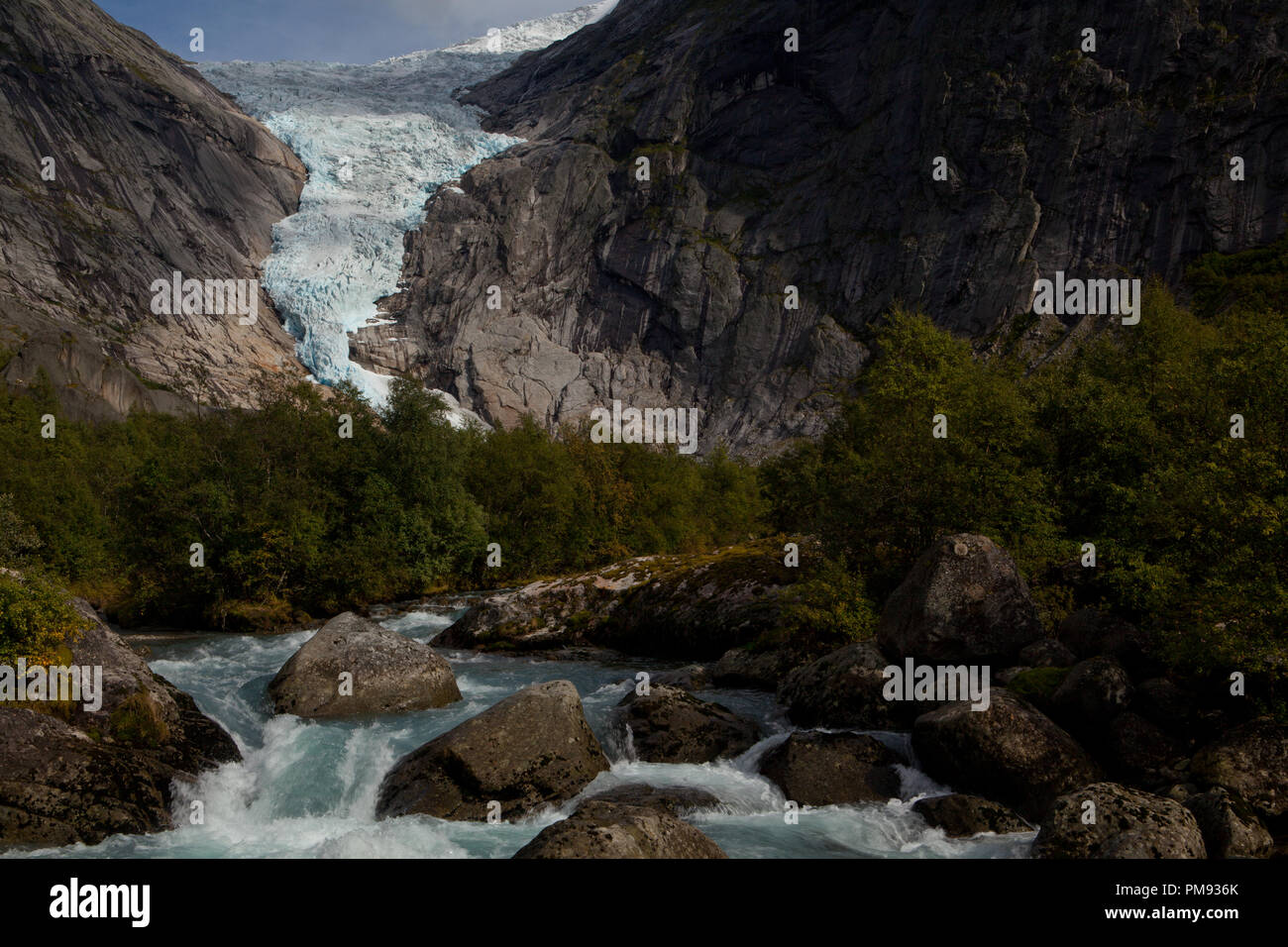 Die Gletscherzunge des Gletschers Briksdalsbreen ist leicht zugänglich Foto Stock