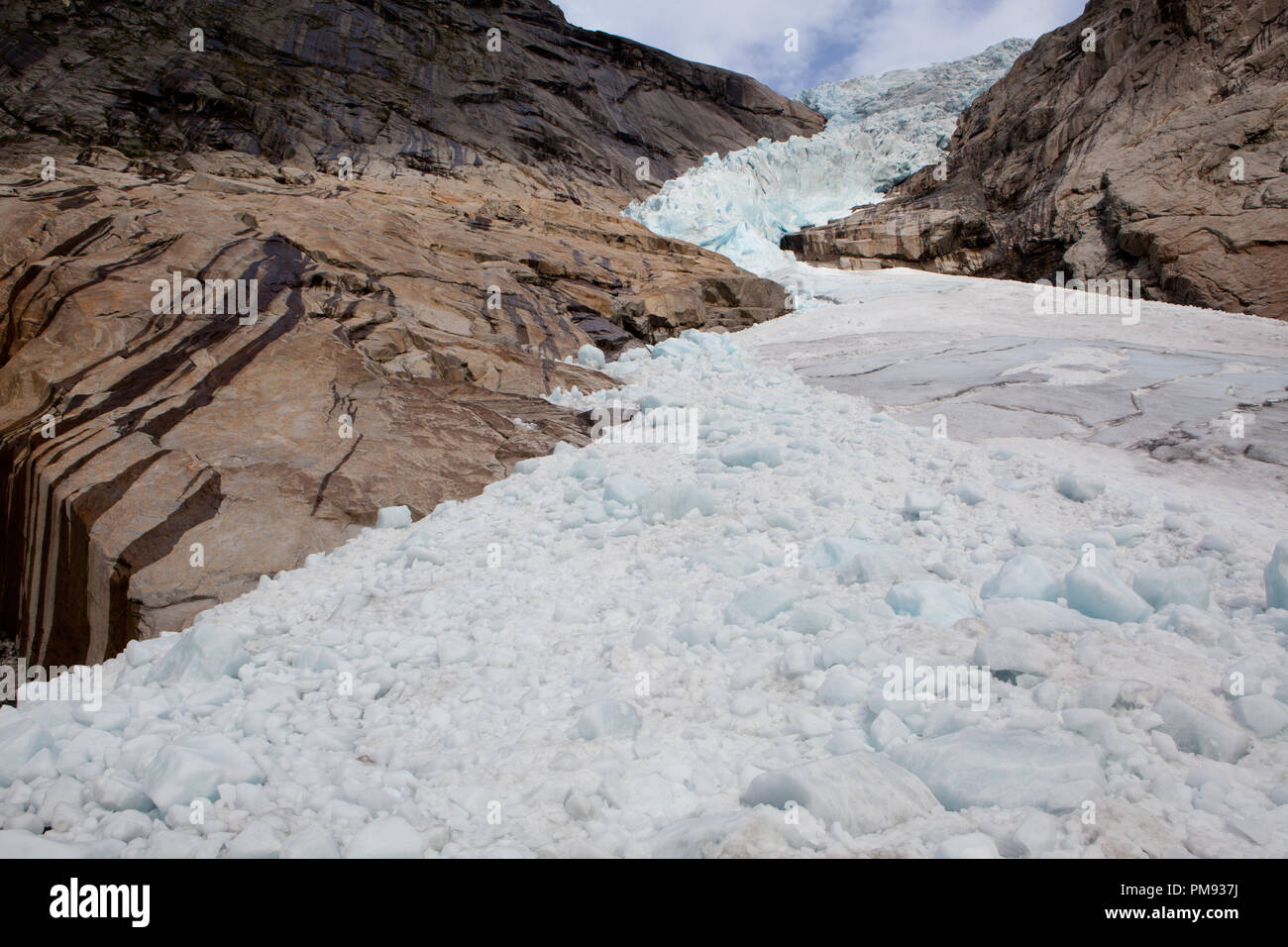 Die Gletscherzunge des Gletschers Briksdalsbreen ist leicht zugänglich Foto Stock