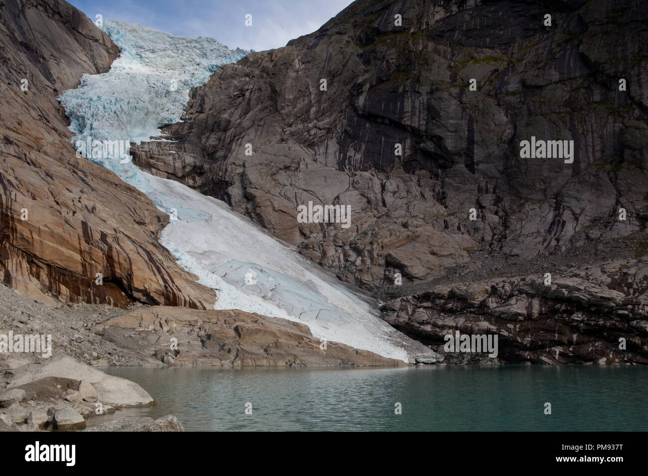 Die Gletscherzunge des Gletschers Briksdalsbreen ist leicht zugänglich Foto Stock