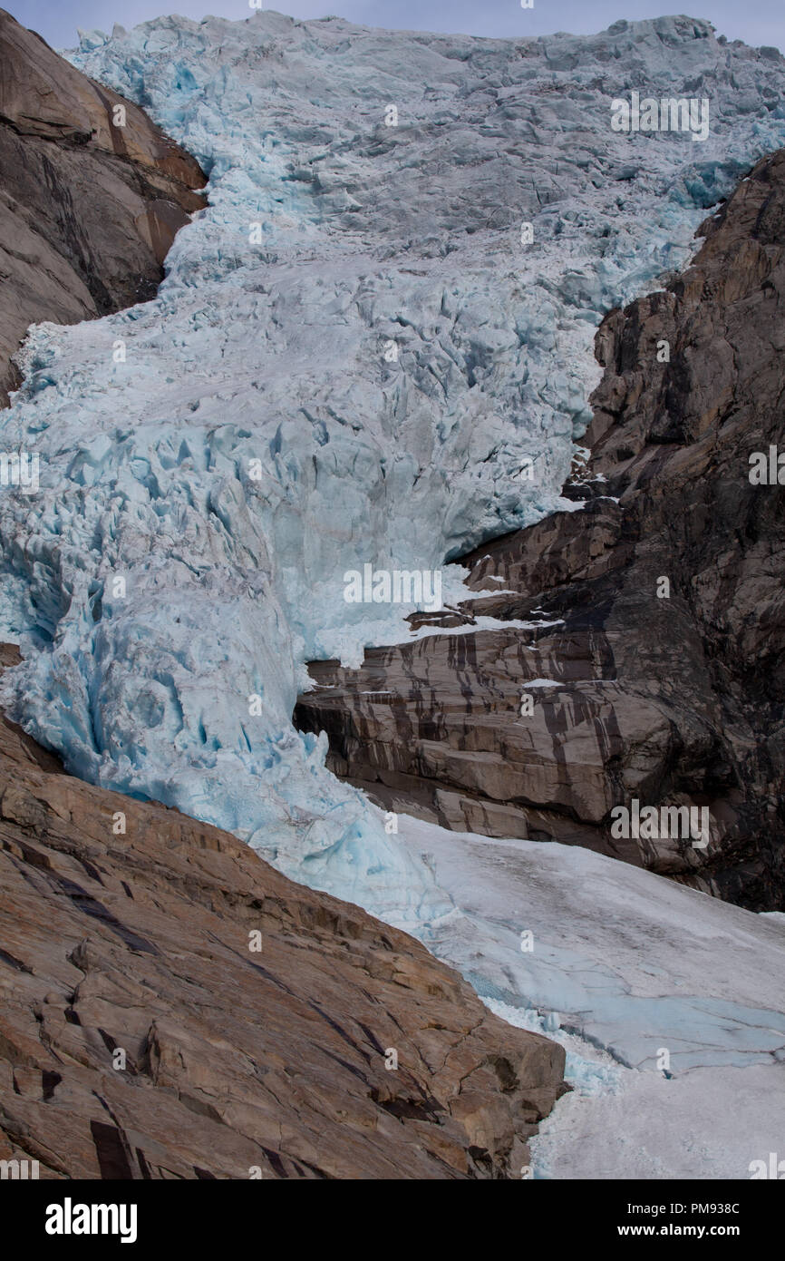 Die Gletscherzunge des Gletschers Briksdalsbreen ist leicht zugänglich Foto Stock