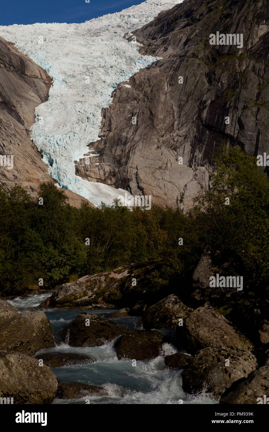 Die Gletscherzunge des Gletschers Briksdalsbreen ist leicht zugänglich Foto Stock