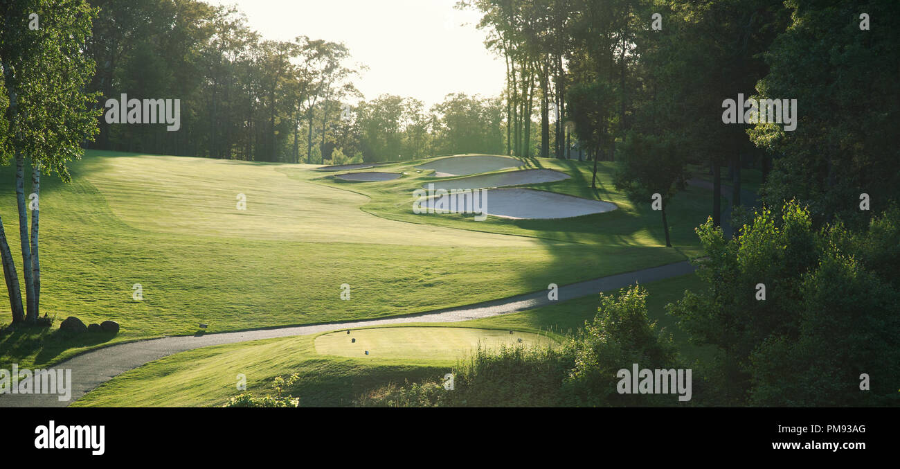 Retro illuminato per percorsi golfistici con trappole di sabbia visto dalla scatola a T Foto Stock