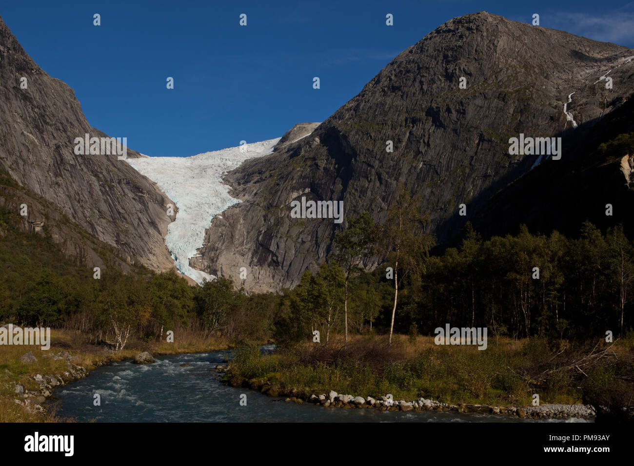 Die Gletscherzunge des Gletschers Briksdalsbreen ist leicht zugänglich Foto Stock