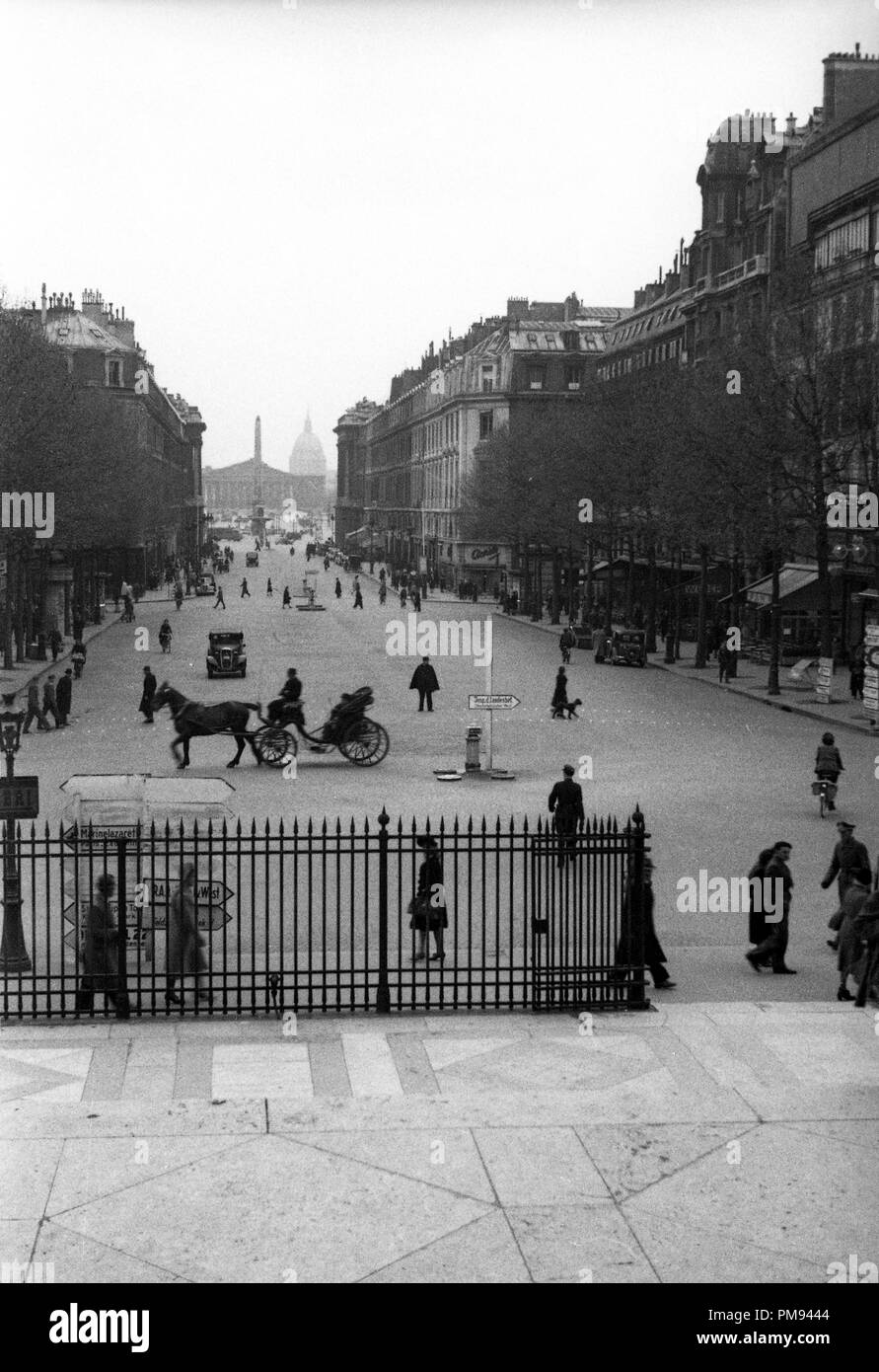Parigi Francia Aprile 1944 Rue Royale a Parigi preso dalla Place de Madeleine guardando in direzione di Place de la Concorde Foto Stock