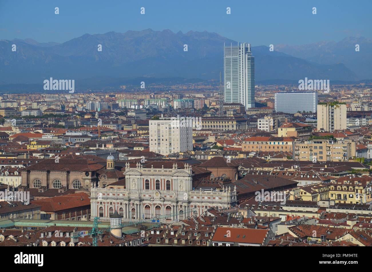 Torino (Torino), Hauptstadt der Regione Piemonte, Nord-Italien: Panoramablick von der Mole Antonelliana mit den Alpen Foto Stock