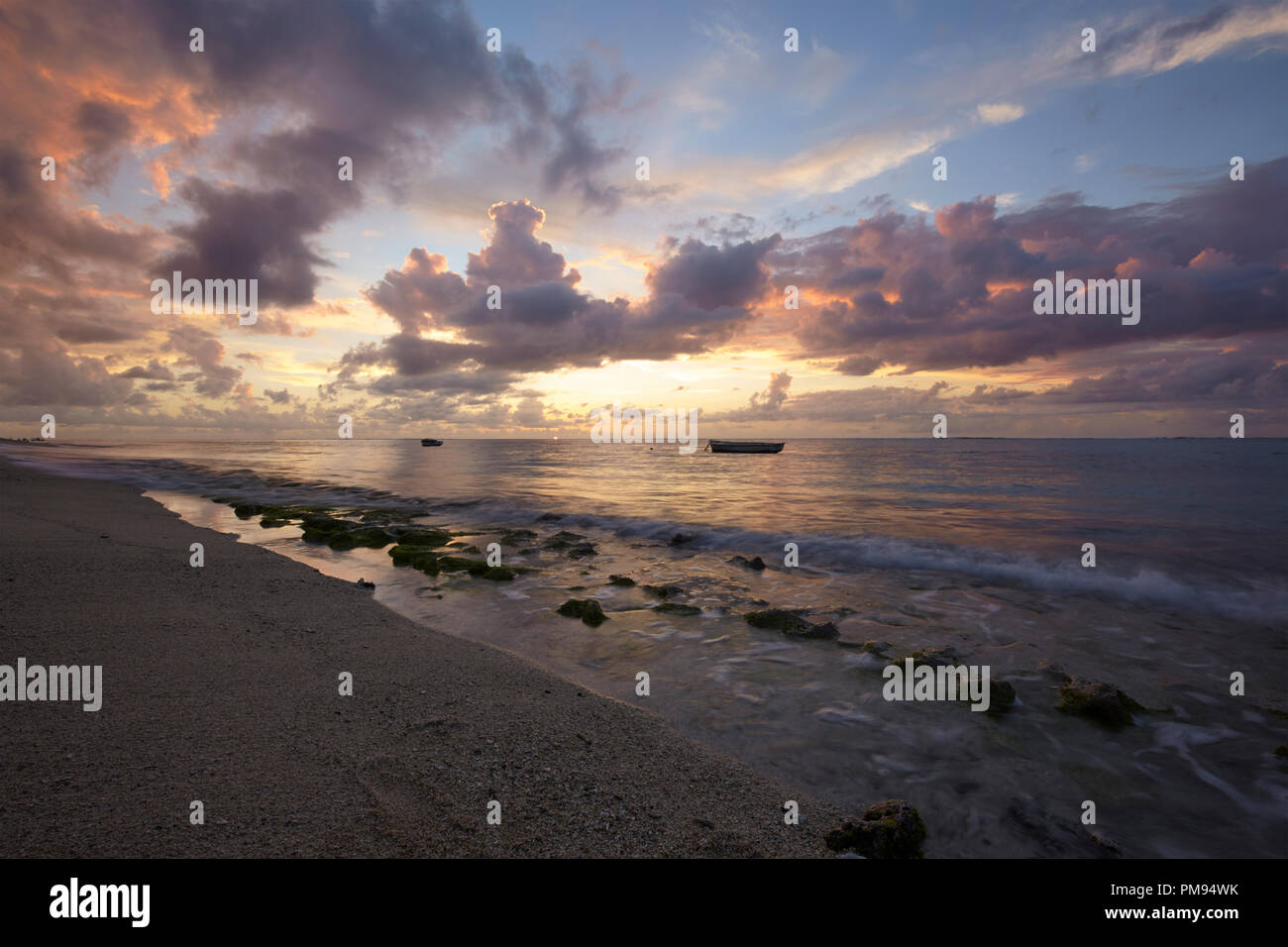 La spiaggia di Le Morne Brabant al tramonto, Mauritius Foto Stock