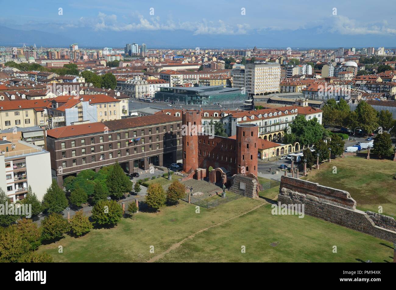 Torino (Torino), Hauptstadt der Regione Piemonte, Nord-Italien: Blick vom Turm des Domes auf die Porta Palatina Foto Stock
