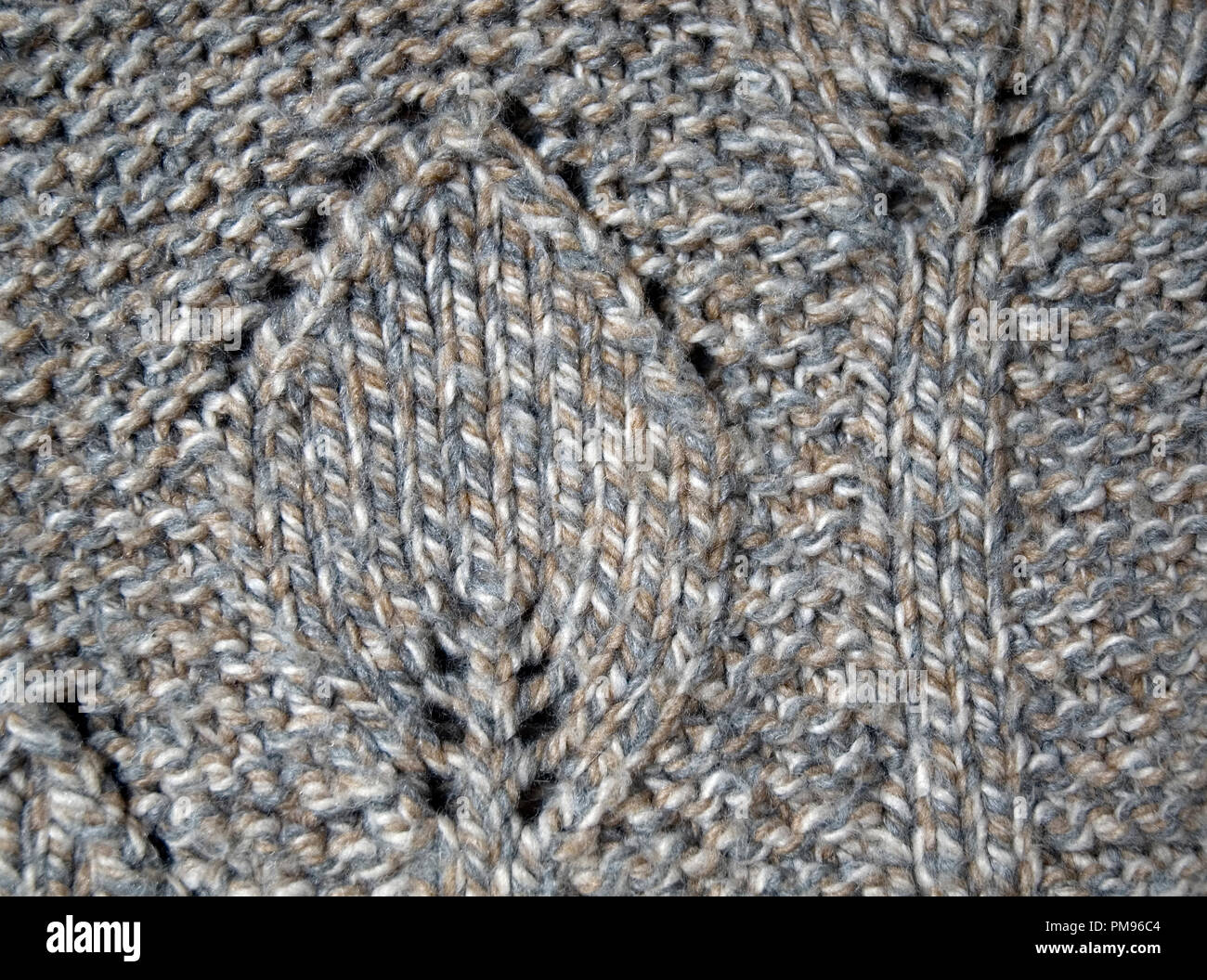 Disegno di lavorazione a maglia nei fatti a mano maglione di lana in colori  naturali Foto stock - Alamy
