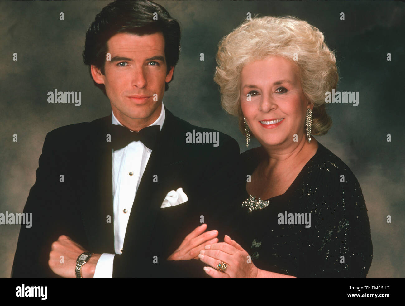 Studio Pubblicità ancora da "Remington Steele" Pierce Brosnan, Doris Roberts circa 1985 Foto Stock
