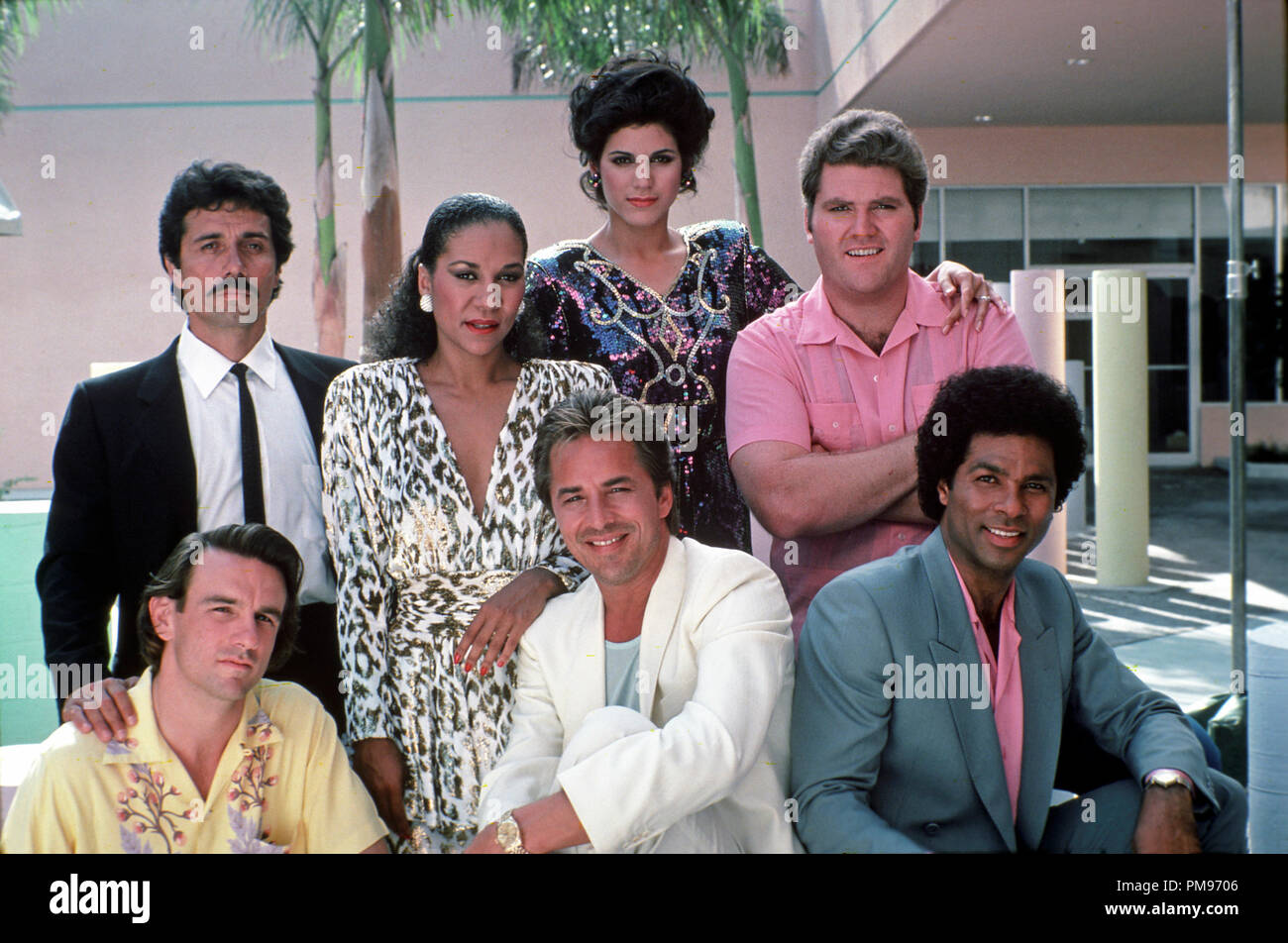 Studio Pubblicità ancora da 'Miami Vice' John Diehl, Edward James Olmos, Olivia Brown, Don Johnson, Saundra Santiago, Michael Talbott, Philip Michael Thomas circa 1985 Foto Stock