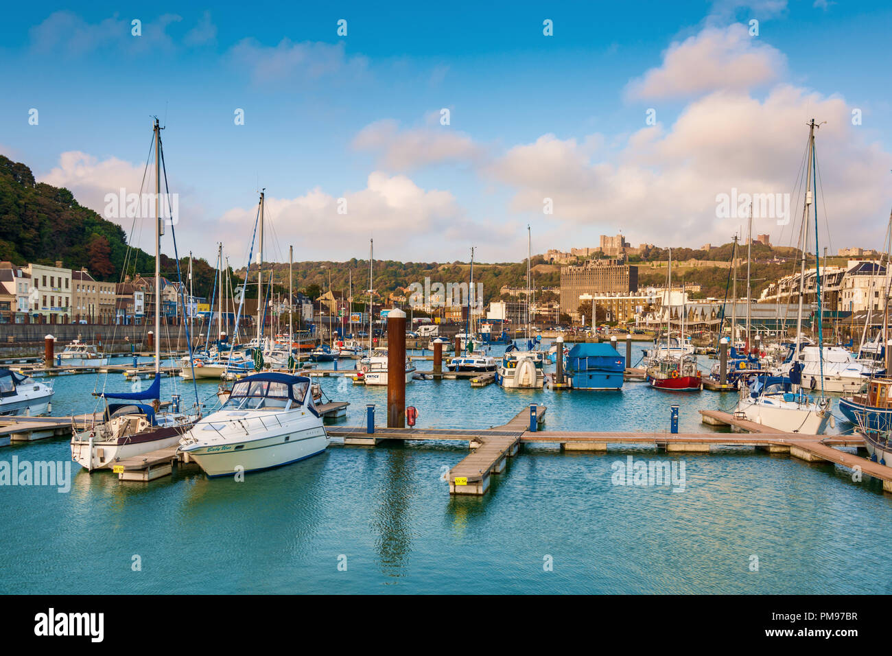 Vista del castello di Dover da Marina, Kent, Regno Unito Foto Stock